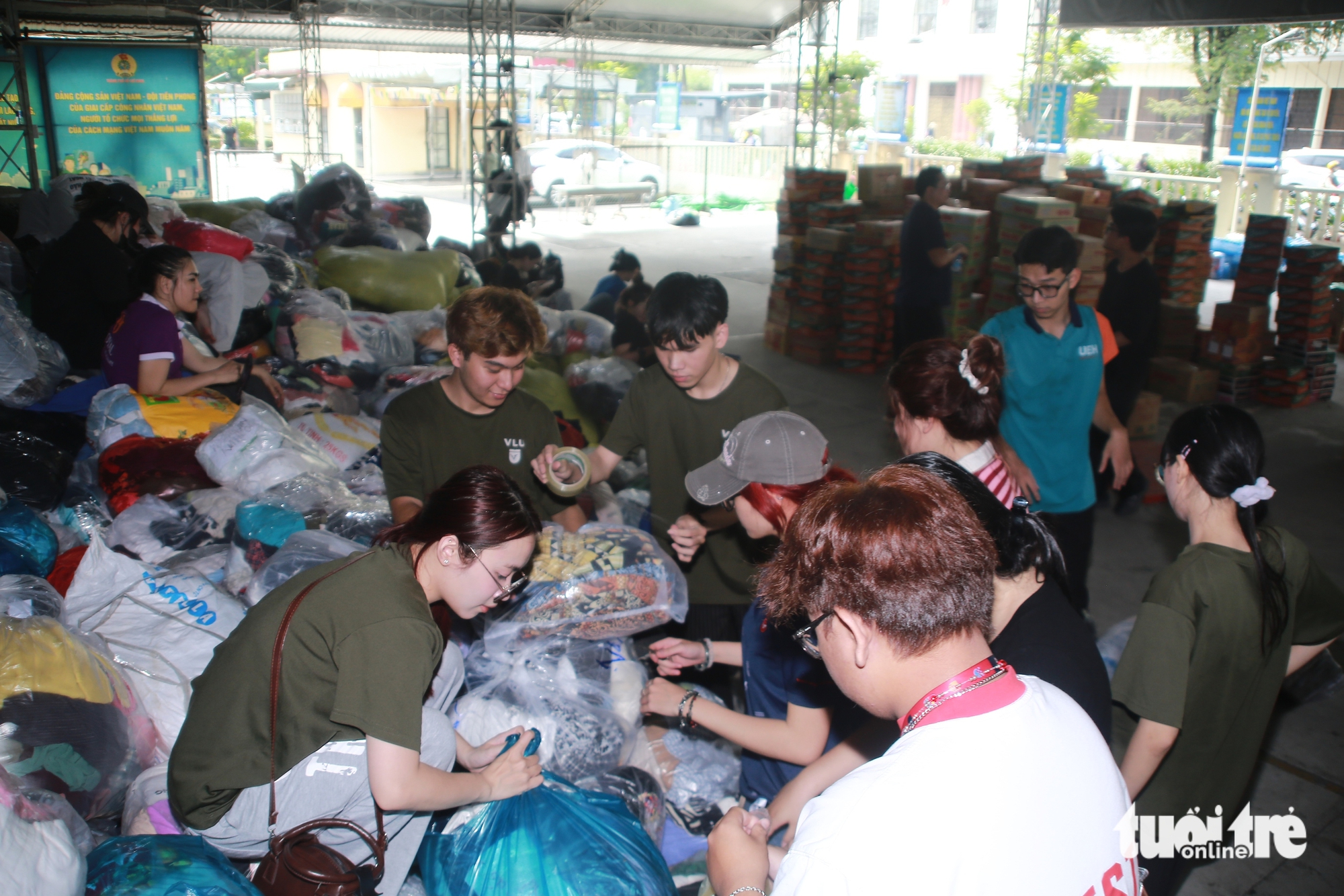 胡志明市劳动文化宫人潮涌动，人们前来帮助整理和搬运物资支援洪水灾区