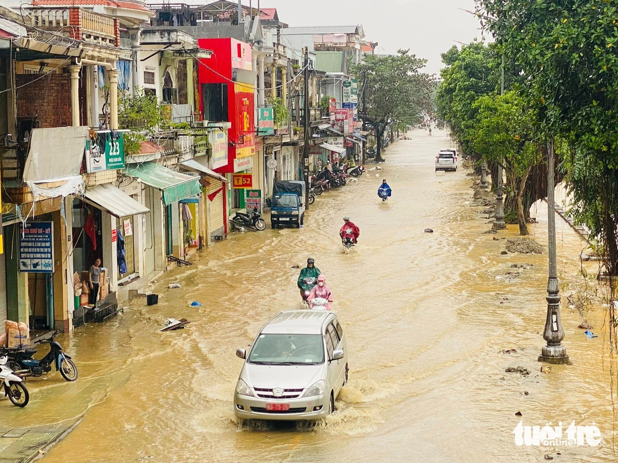 顺化多条街道因大雨和河水上涨再次被淹，预计今晚还有降雨