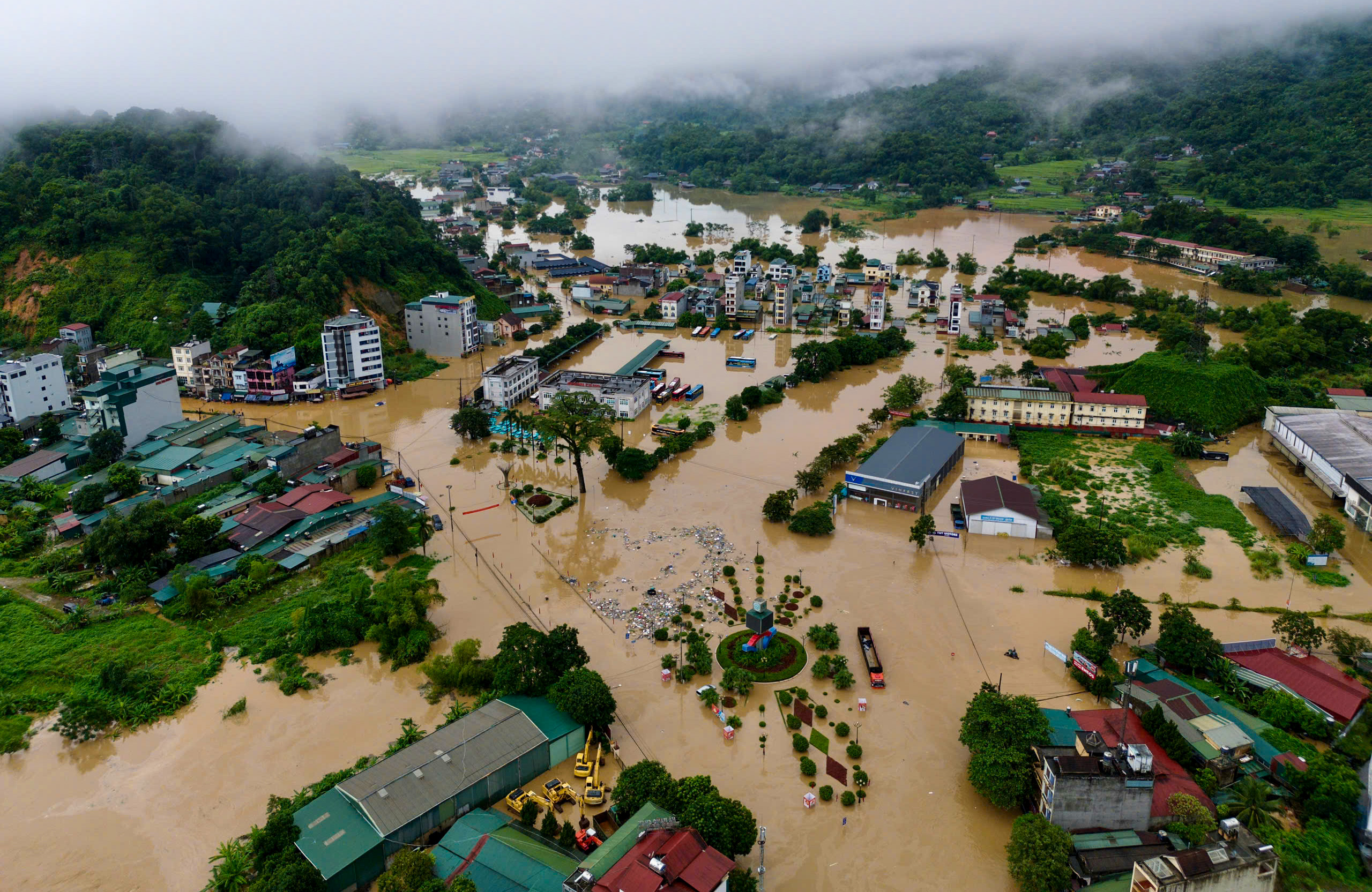河江街道在历史性洪水中被淹没的景象