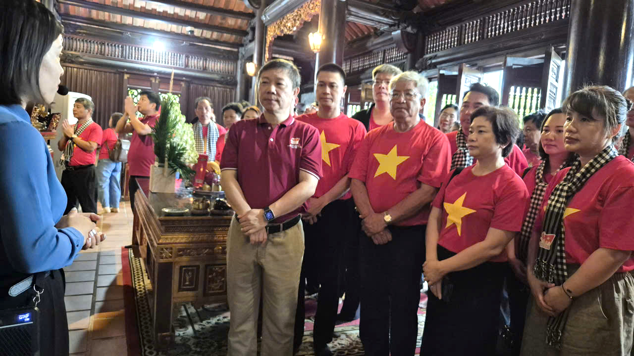 胡志明市知识分子代表在Tan Trao举行的感人升旗仪式