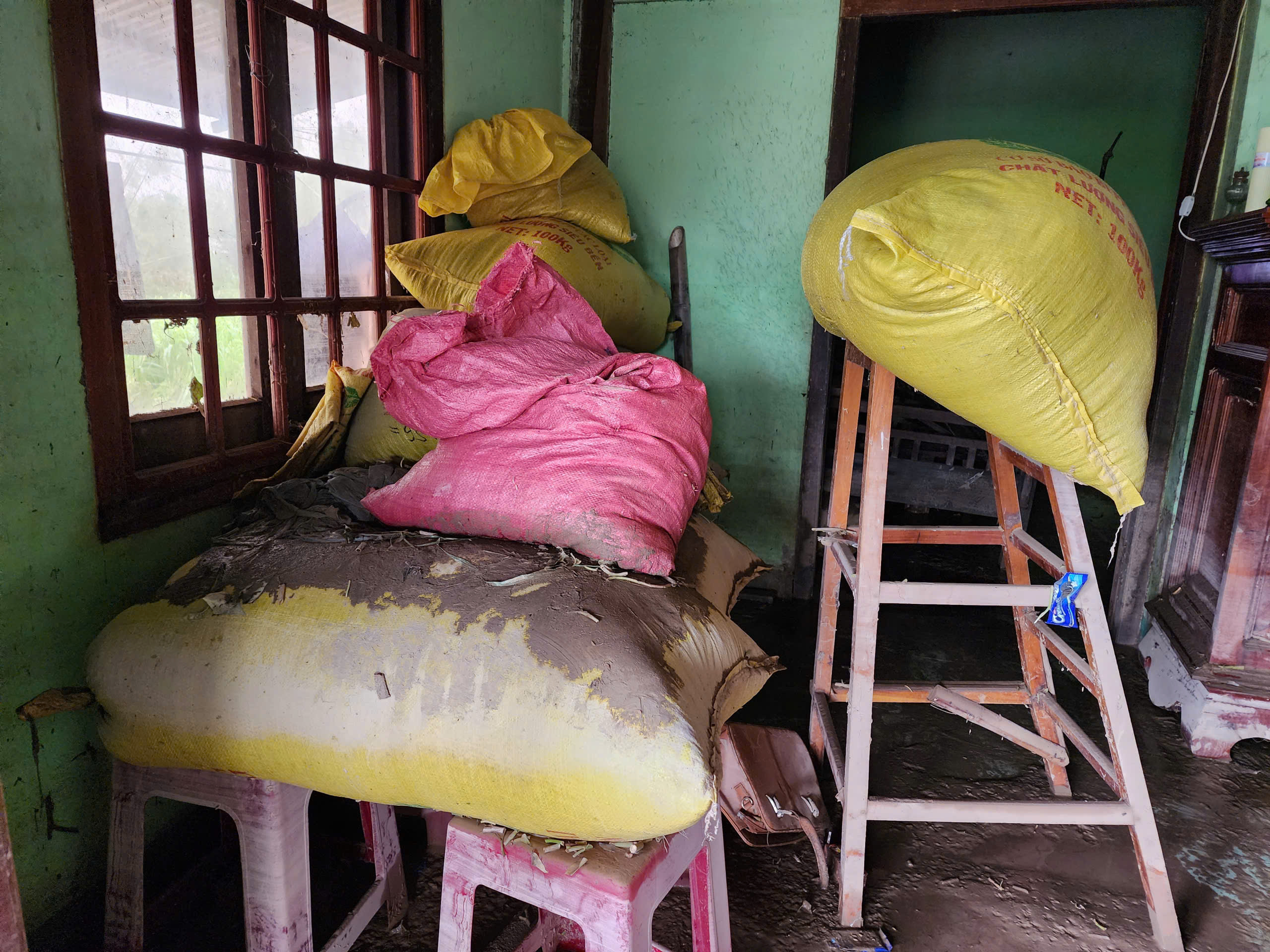 洪水过后，全村无米无粮……许多财产随水流走