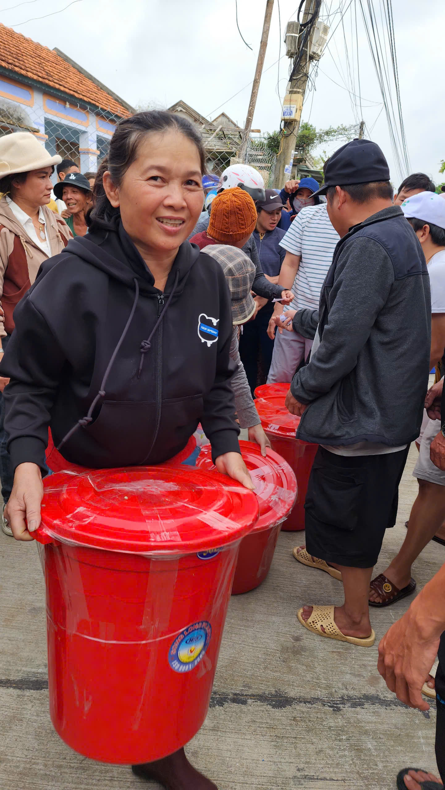 救援桶的“父亲”：父母将我放入塑料桶中躲避洪水