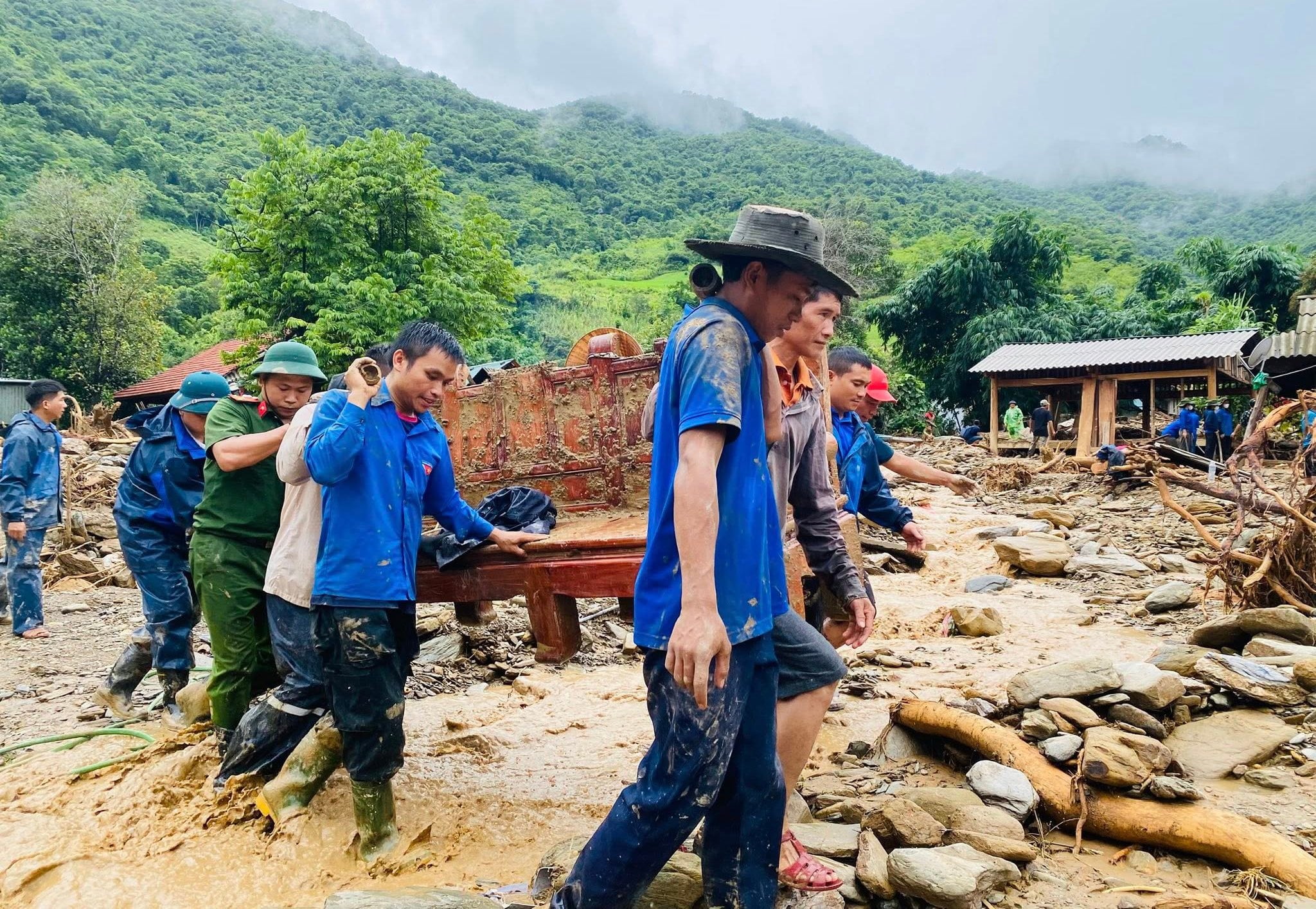 老挝人民被洪水隔离，游泳过河求救得到越南义安人民的救援物资分享