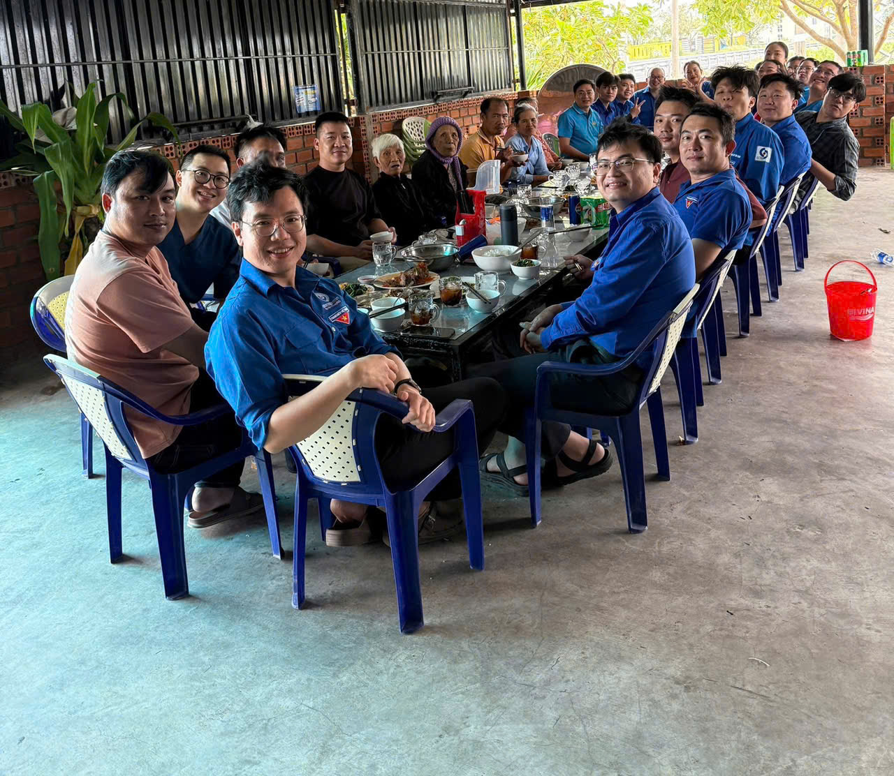 洪水后为乡亲看病，胡志明市医生哽咽，'眼睛都红了'