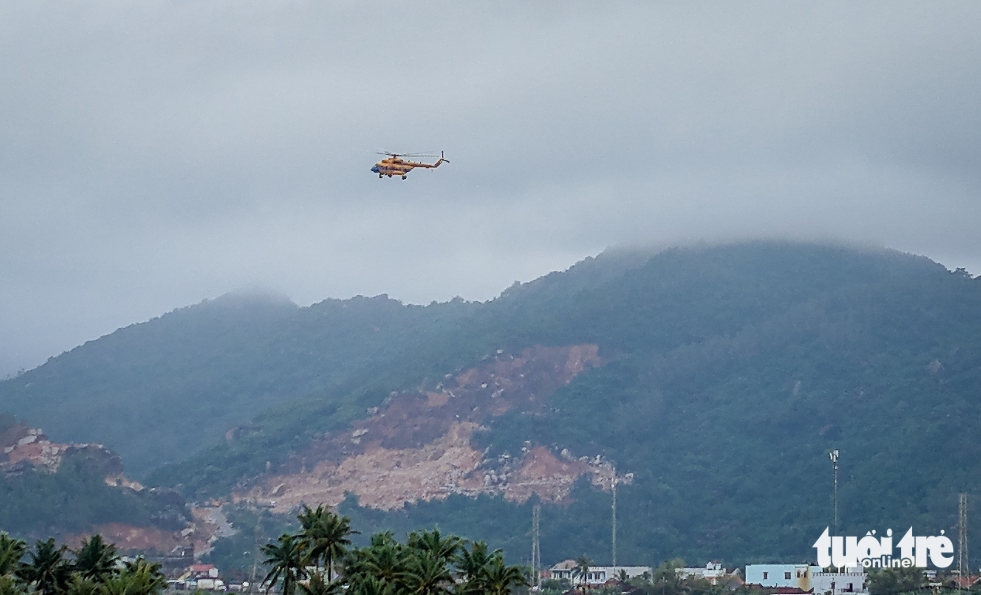 富安省旧地居民涌向第917团直升机降落点接收紧急救援物资