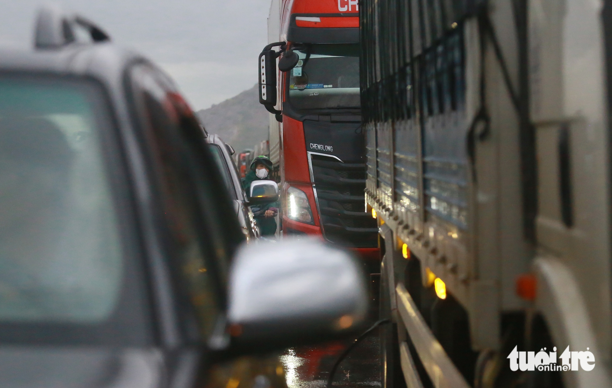 国道1号线上从庆和省前往富安旧方向的30公里交通堵塞开始缓解