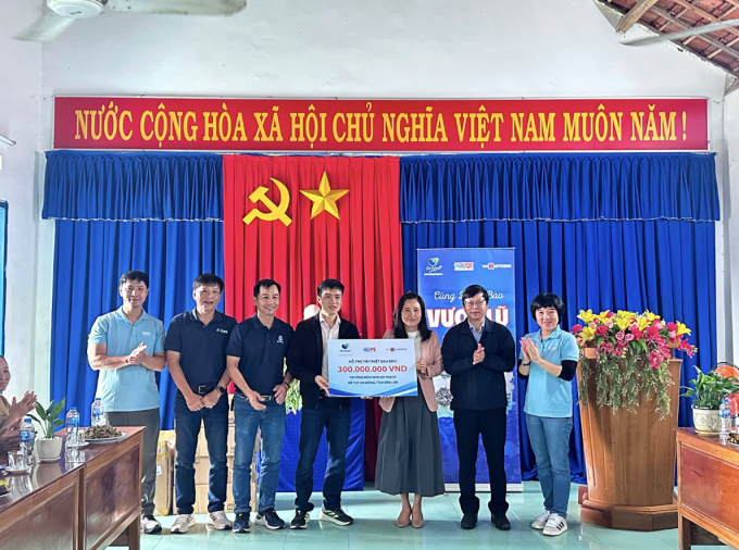 超过10亿越南盾重建四所洪灾地区学校