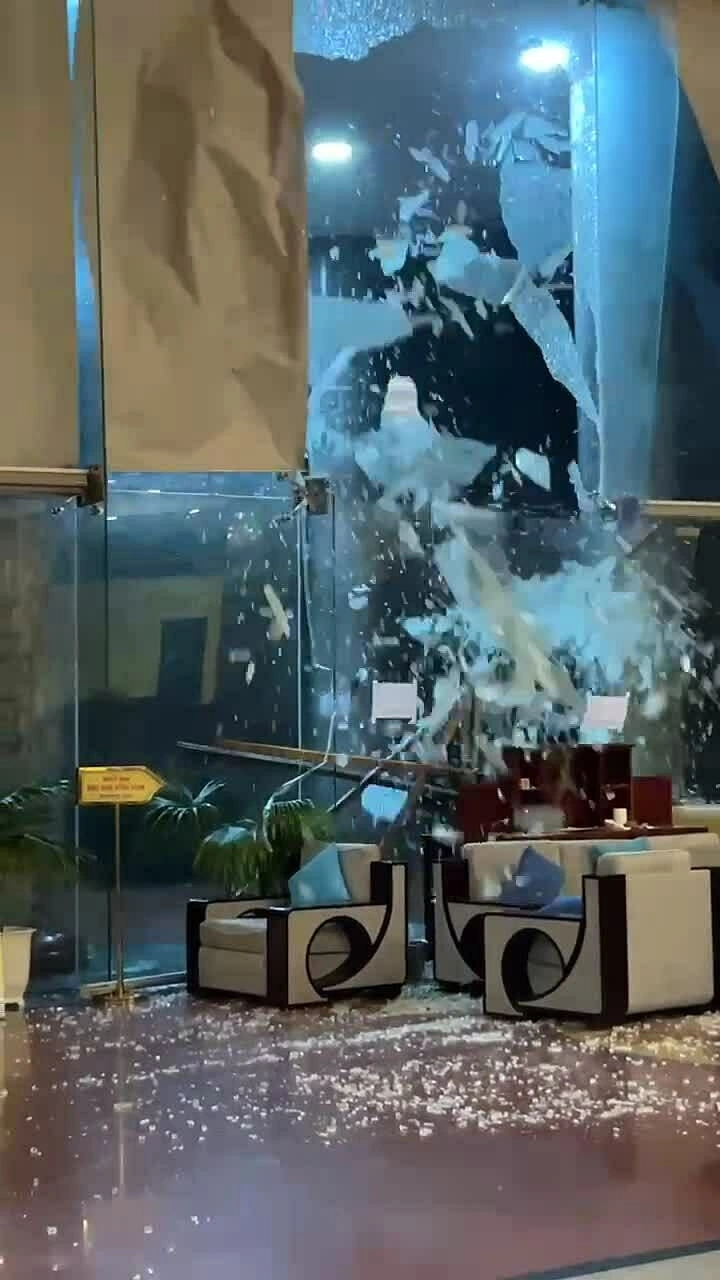 台风Kalmaegi逼近海岸时击碎酒店玻璃