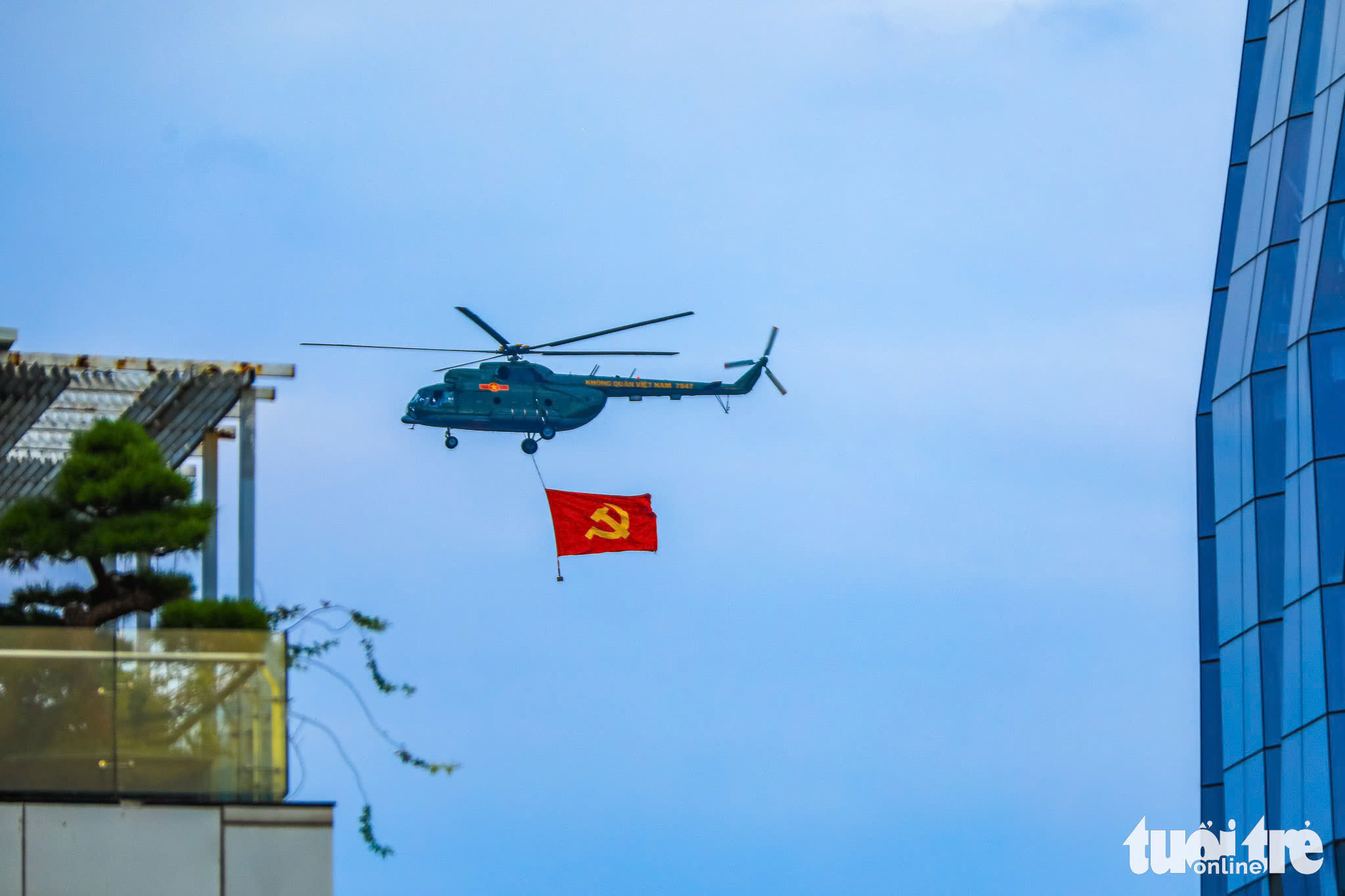 苏-30MK2战斗机投放干扰弹，直升机在首都上空拉旗
