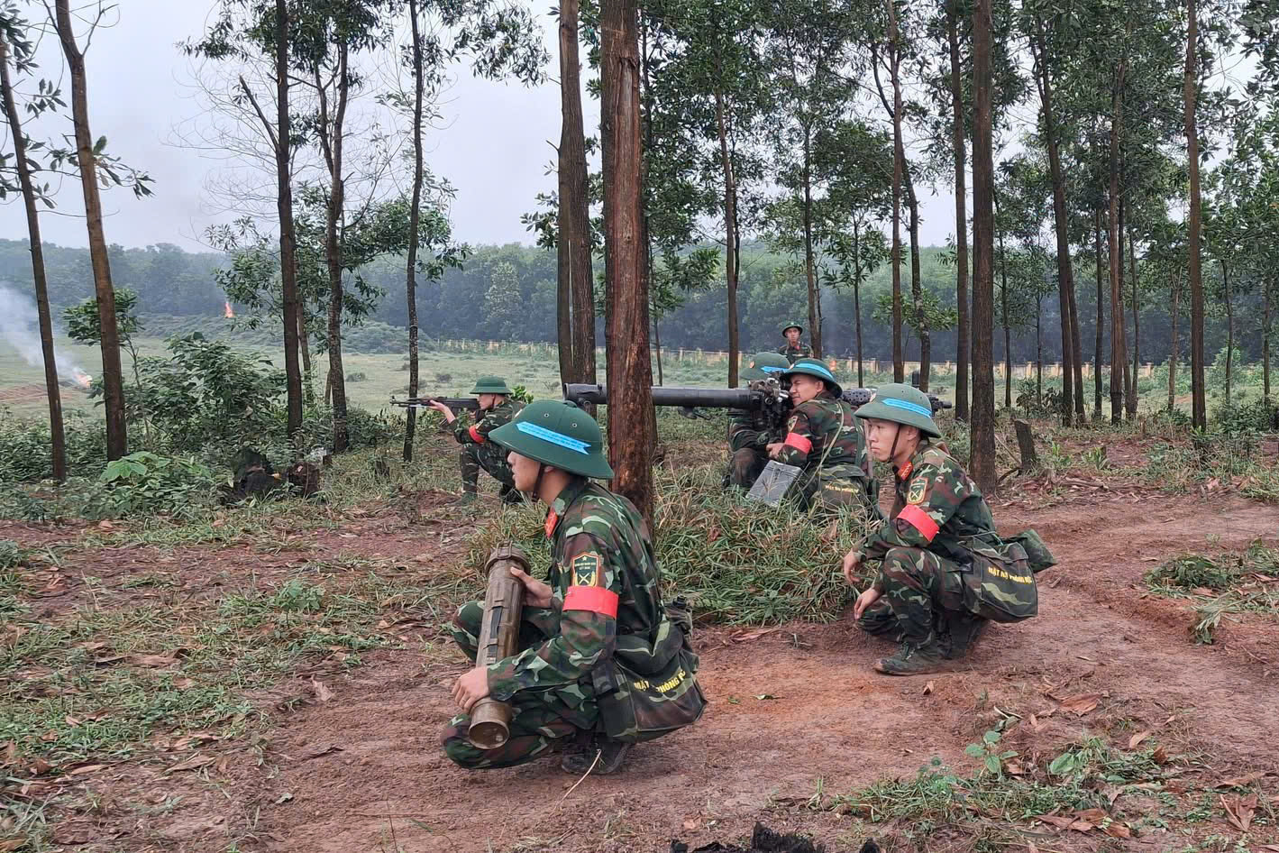 观看部队行军，演练打击敌军空降