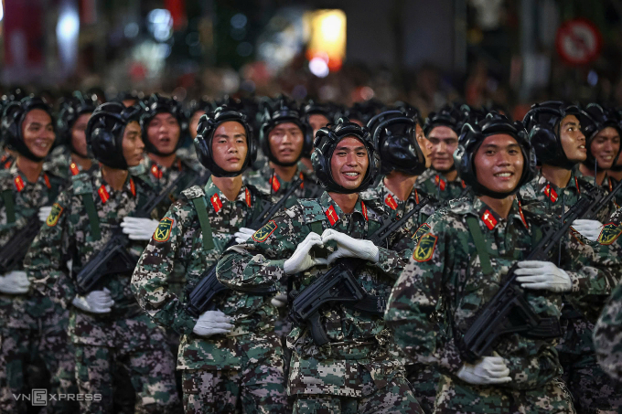 超过16,000名军人联合演练武器装备
