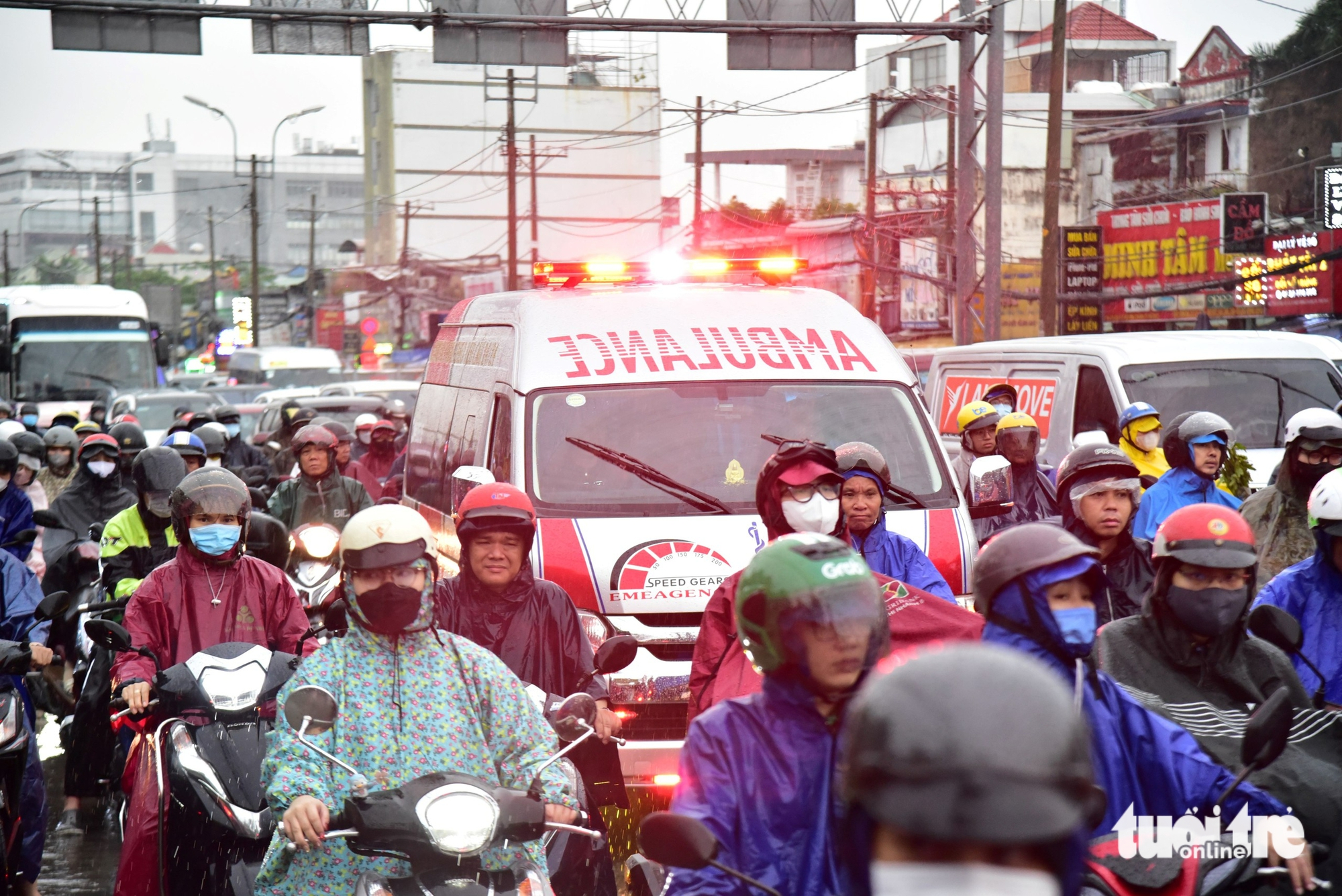 胡志明市数千市民冒雨，一点点挪动上学、上班