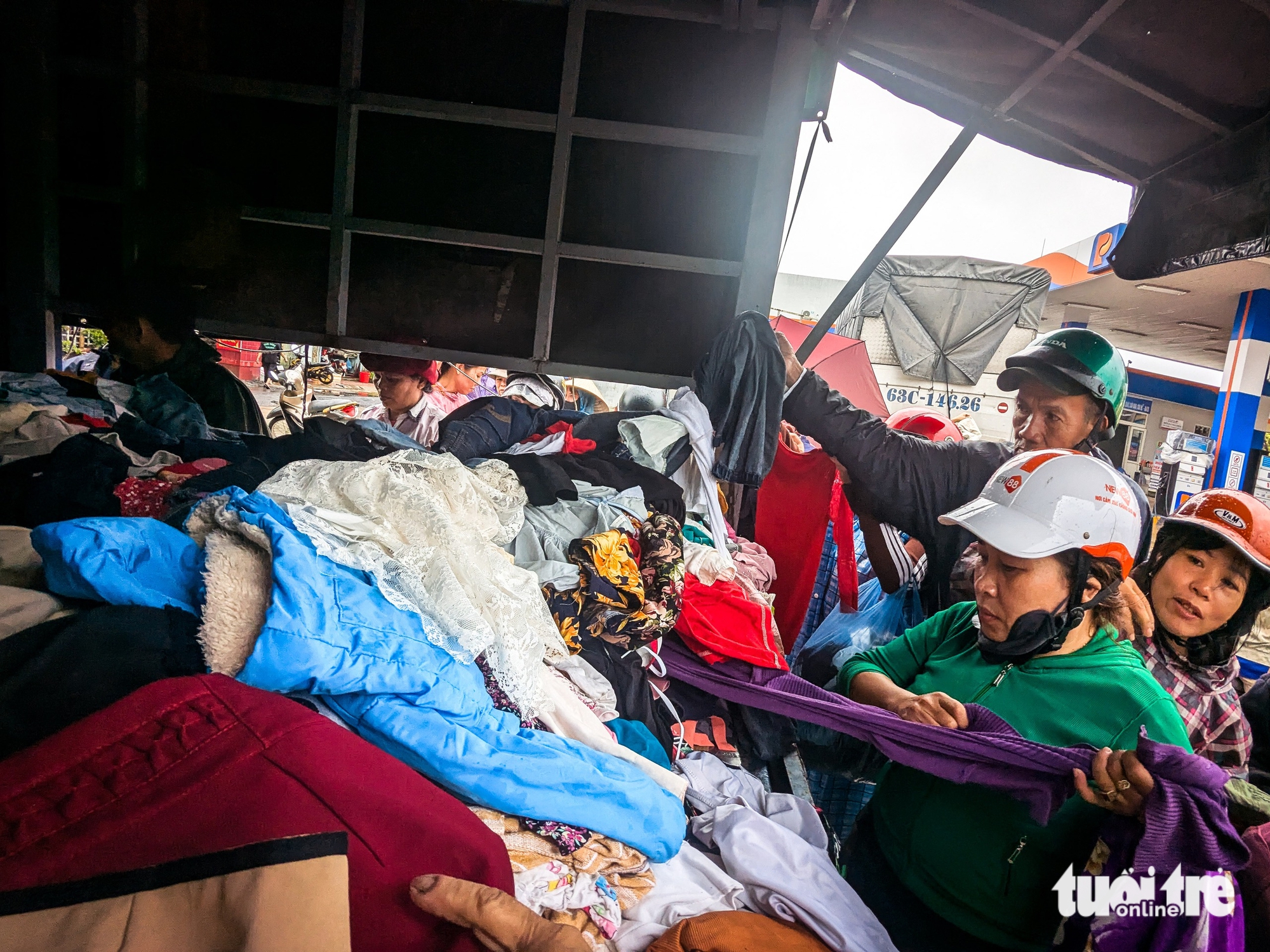 洪水灾民急需保暖衣物如同需要食物和水