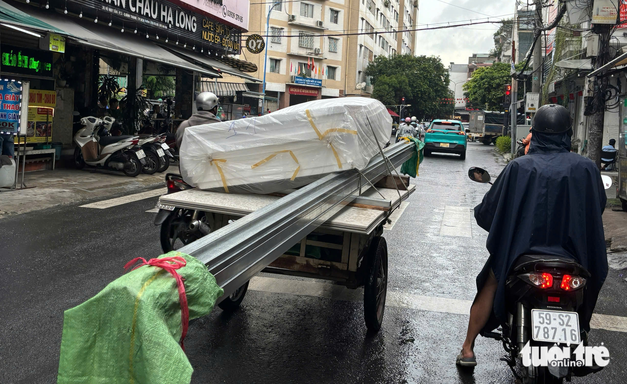 许多自制三轮车、拖车运输长度达车身三倍的铁皮、钢材仍在路上行驶