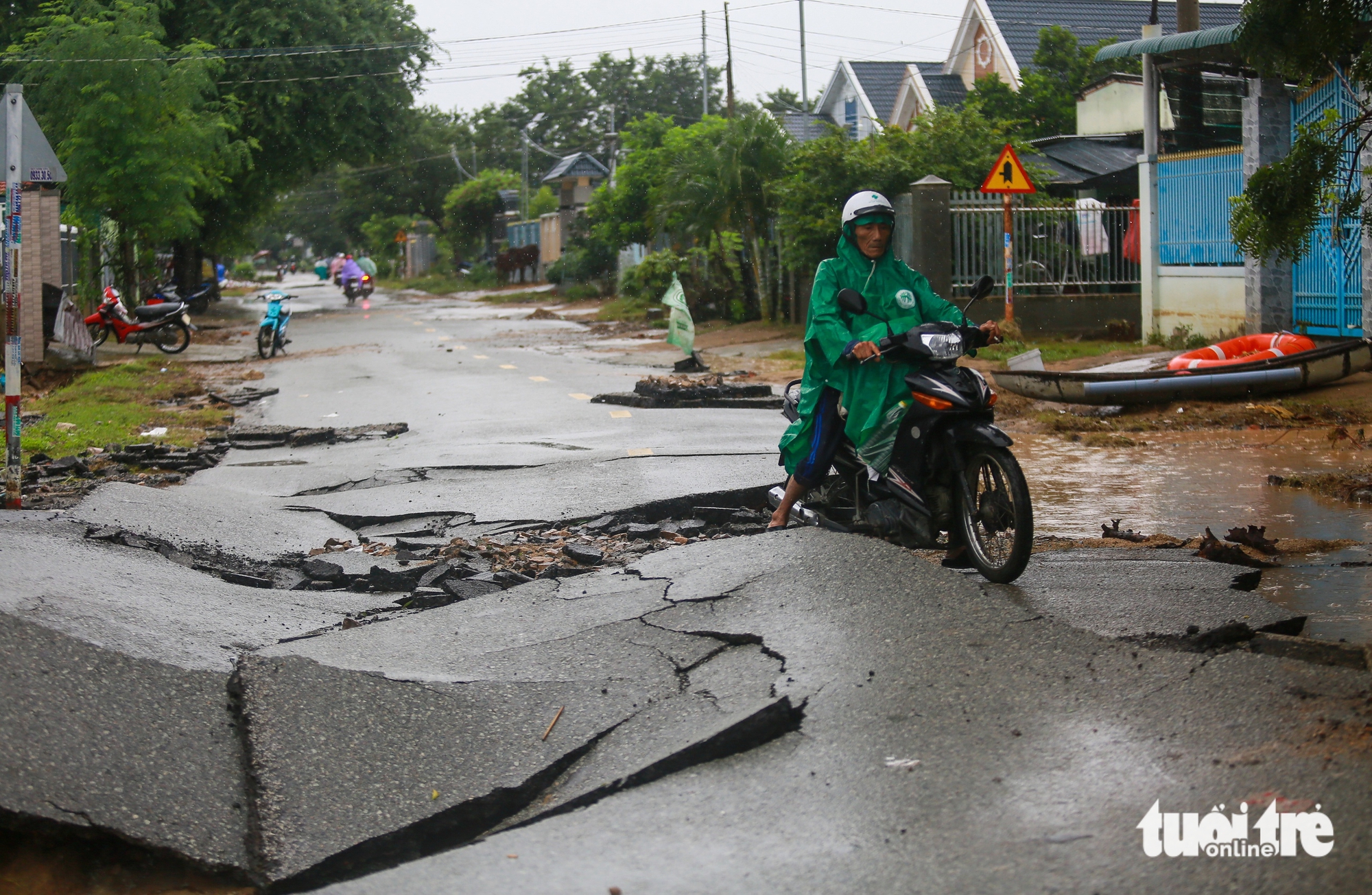 洪水退去，宁顺旧路露出多处断裂，电线杆倒塌遍地