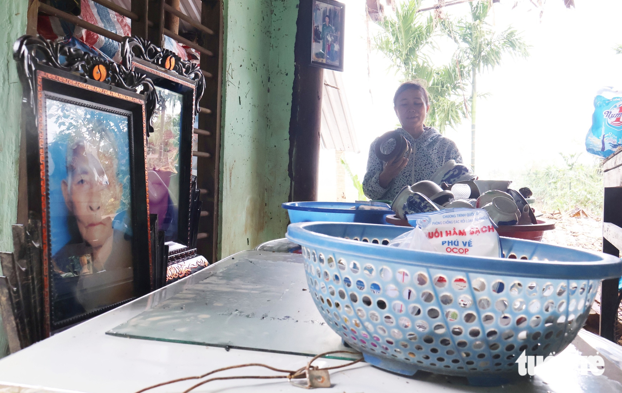 洪灾中心和盛：阮氏凝在废墟中点燃炉火，燃起希望