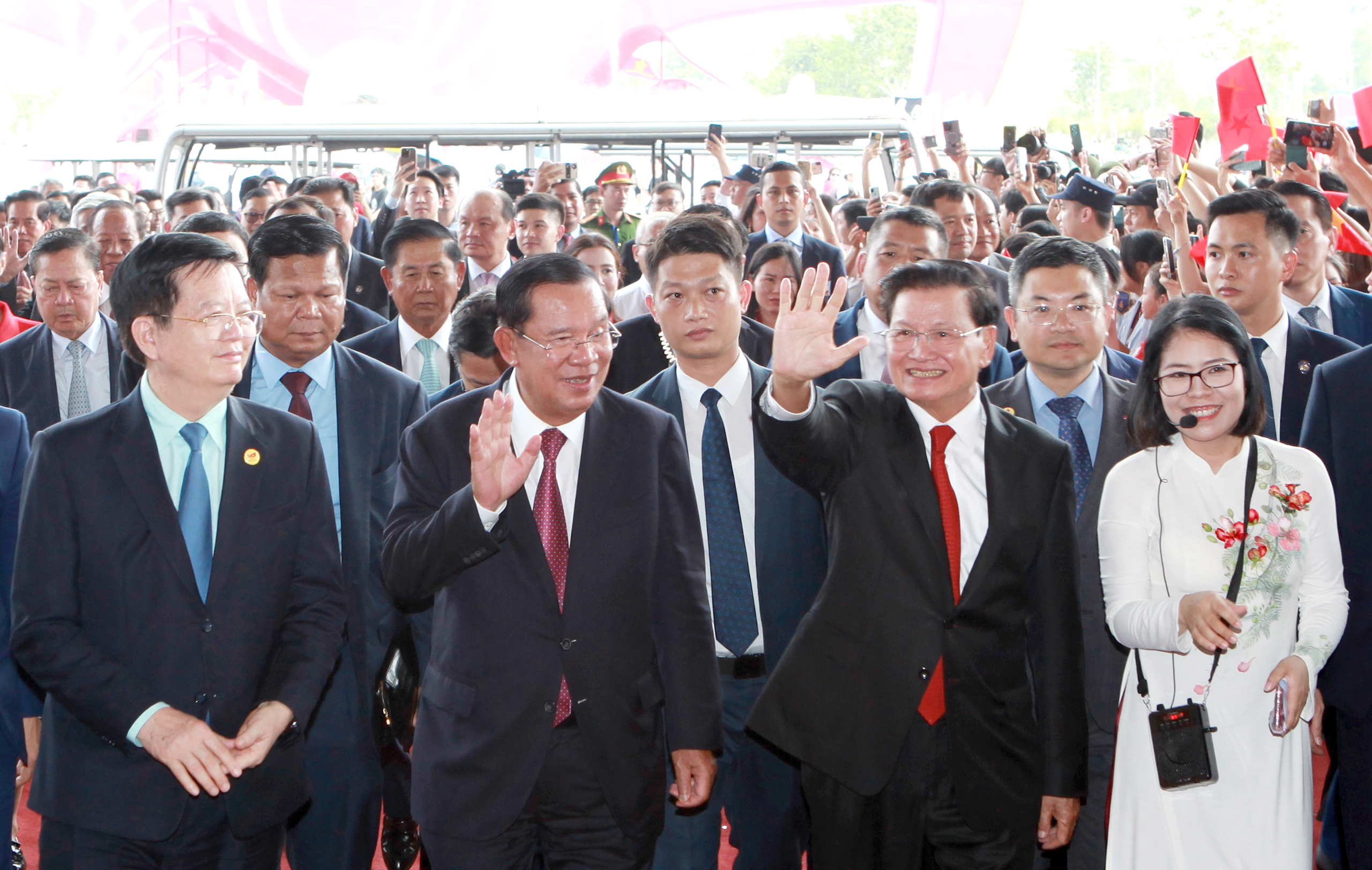 老挝人民革命党中央总书记、国家主席和柬埔寨参议院主席参观A80展览