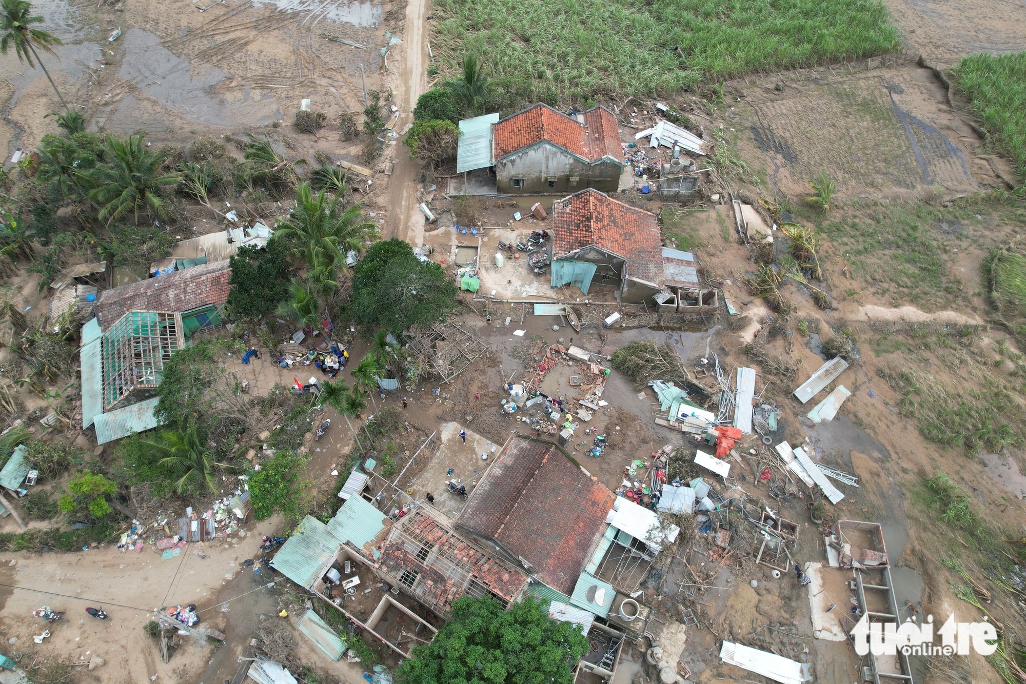 巴河洪水泛滥，白田村一片狼藉
