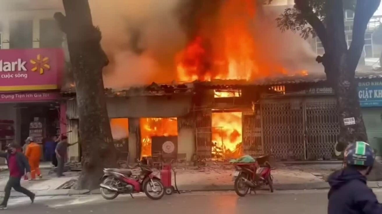 河内市中心三个摊位发生猛烈火灾