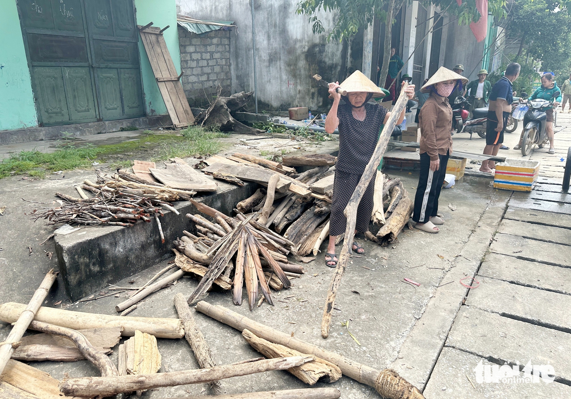 洪水退去，义安路边留下大量巨大木材
