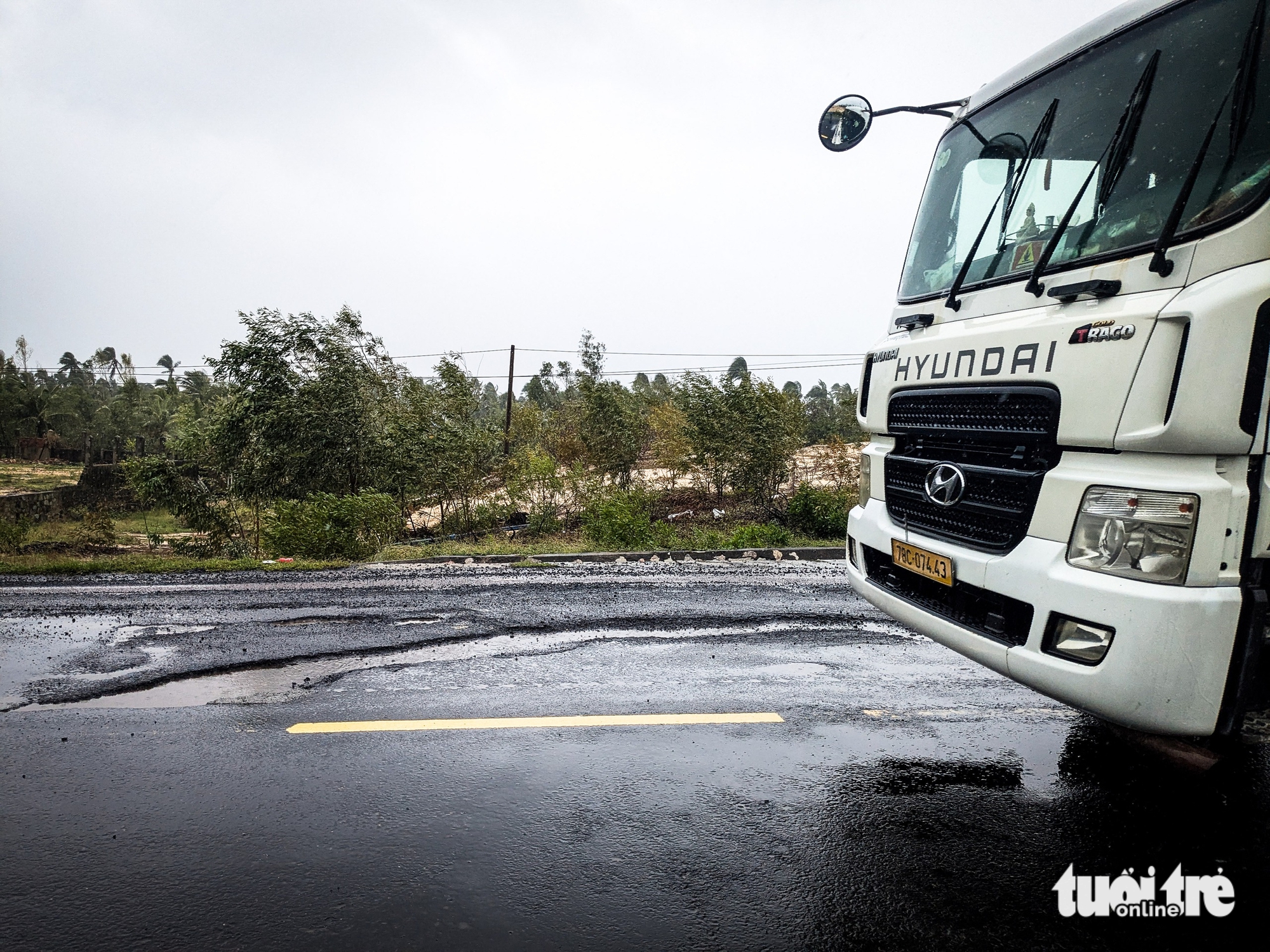 连接平定省和富安省的国道在洪水后布满坑洼和深坑