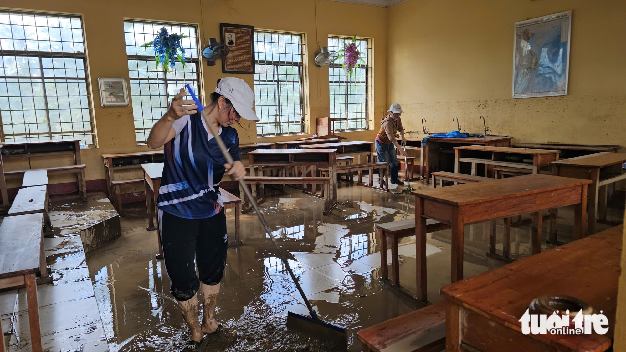在卡莫吉台风后，居民和教师与泥石流、垃圾作斗争