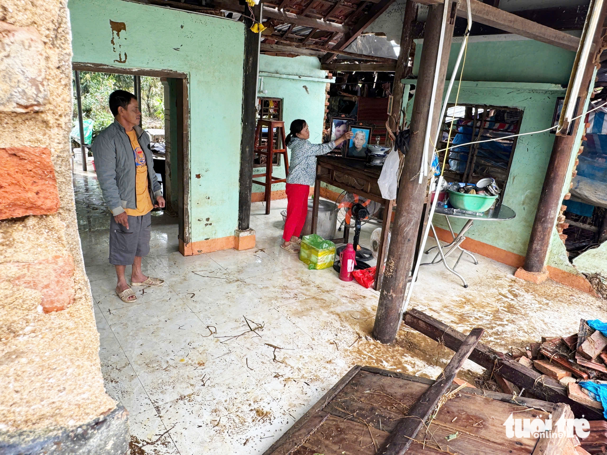 洪灾中心和盛：阮氏凝在废墟中点燃炉火，燃起希望