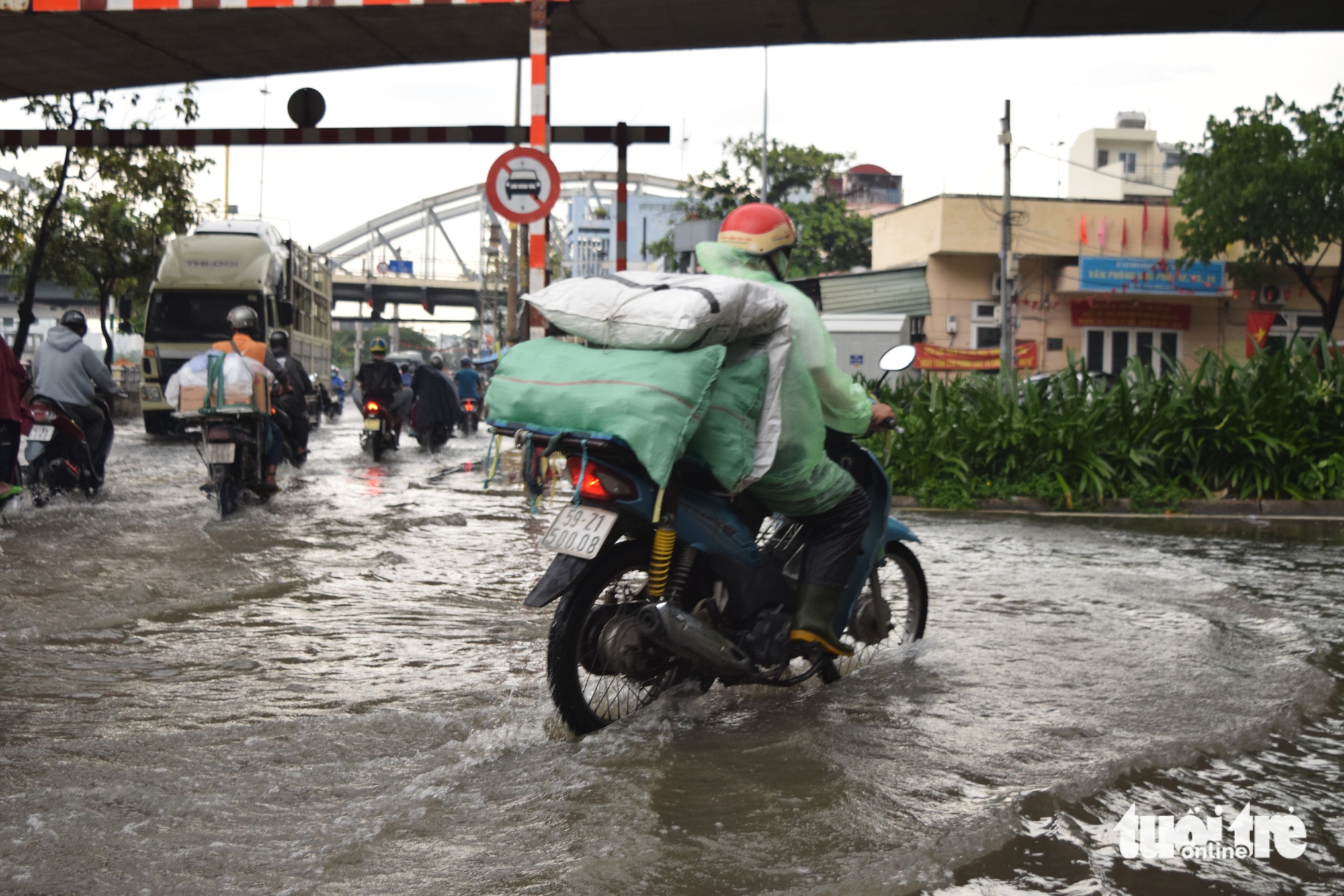 潮汐结合雨水导致内涝，胡志明市市民下班时段涉水而行