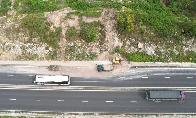 沙土滑坡涌入永好-潘切高速公路