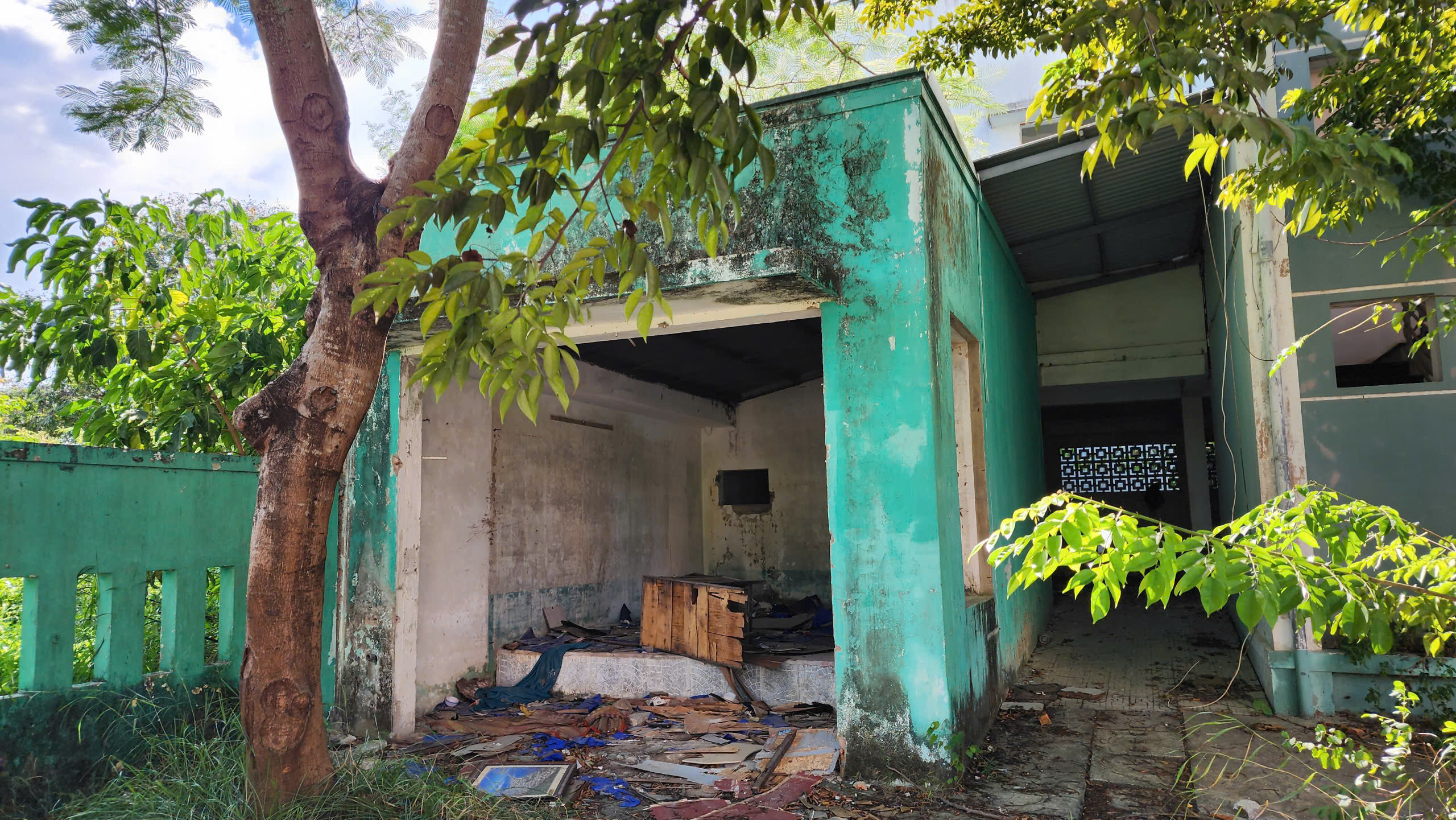 顺化市规划建设院总部荒废，成为吸毒场所