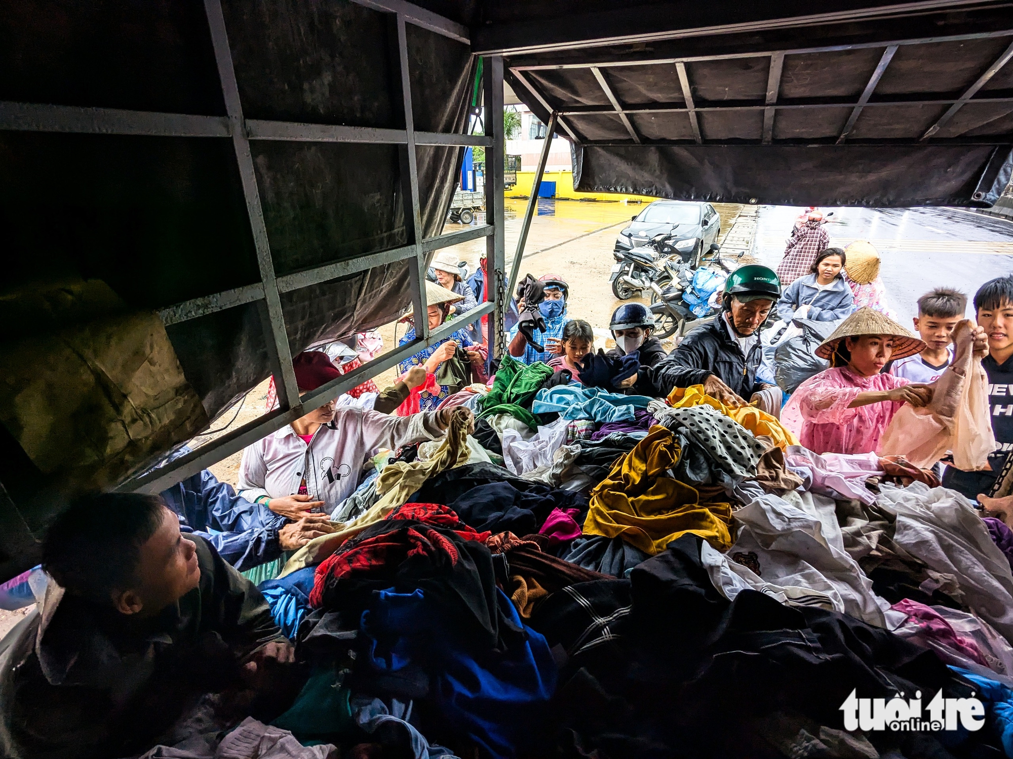 洪水灾民急需保暖衣物如同需要食物和水