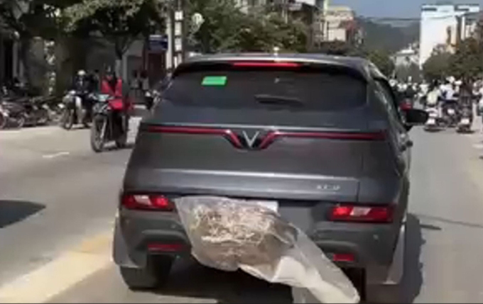 因用鸡笼遮挡车牌被罚款2300万越南盾