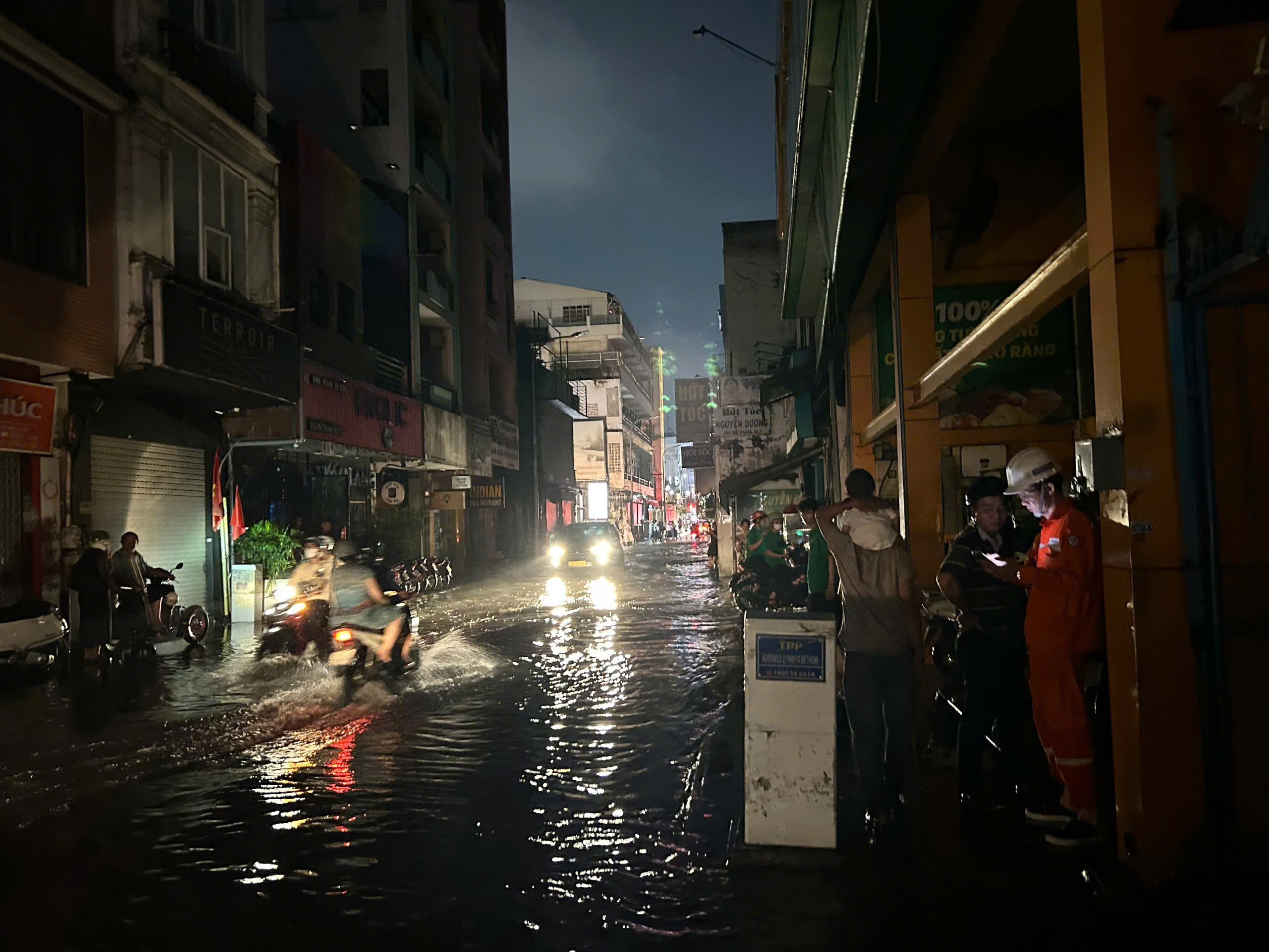 胡志明市中心大雨后严重积水，行人疑因居民房屋裸露接头触电