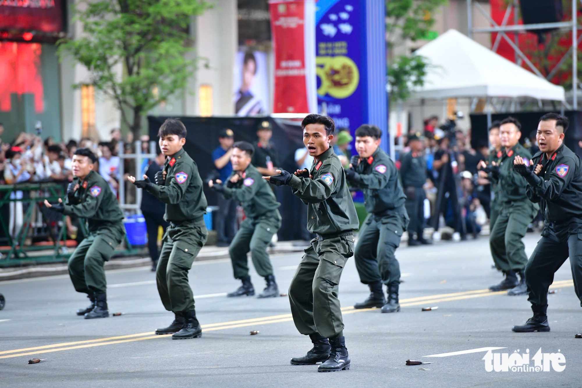 目睹胡志明市公安武术、业务表演
