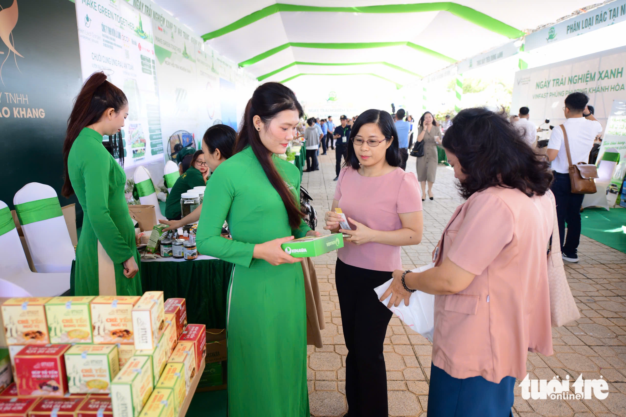 在绿色体验日试驾电动汽车，了解循环农业产品