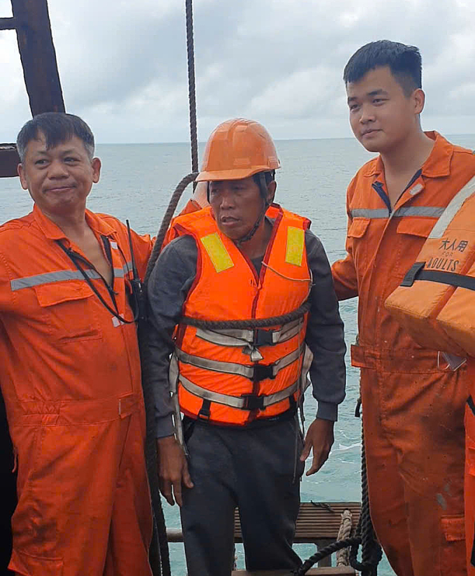 海上幸存42小时：'喝雨水，吃生螃蟹求生'