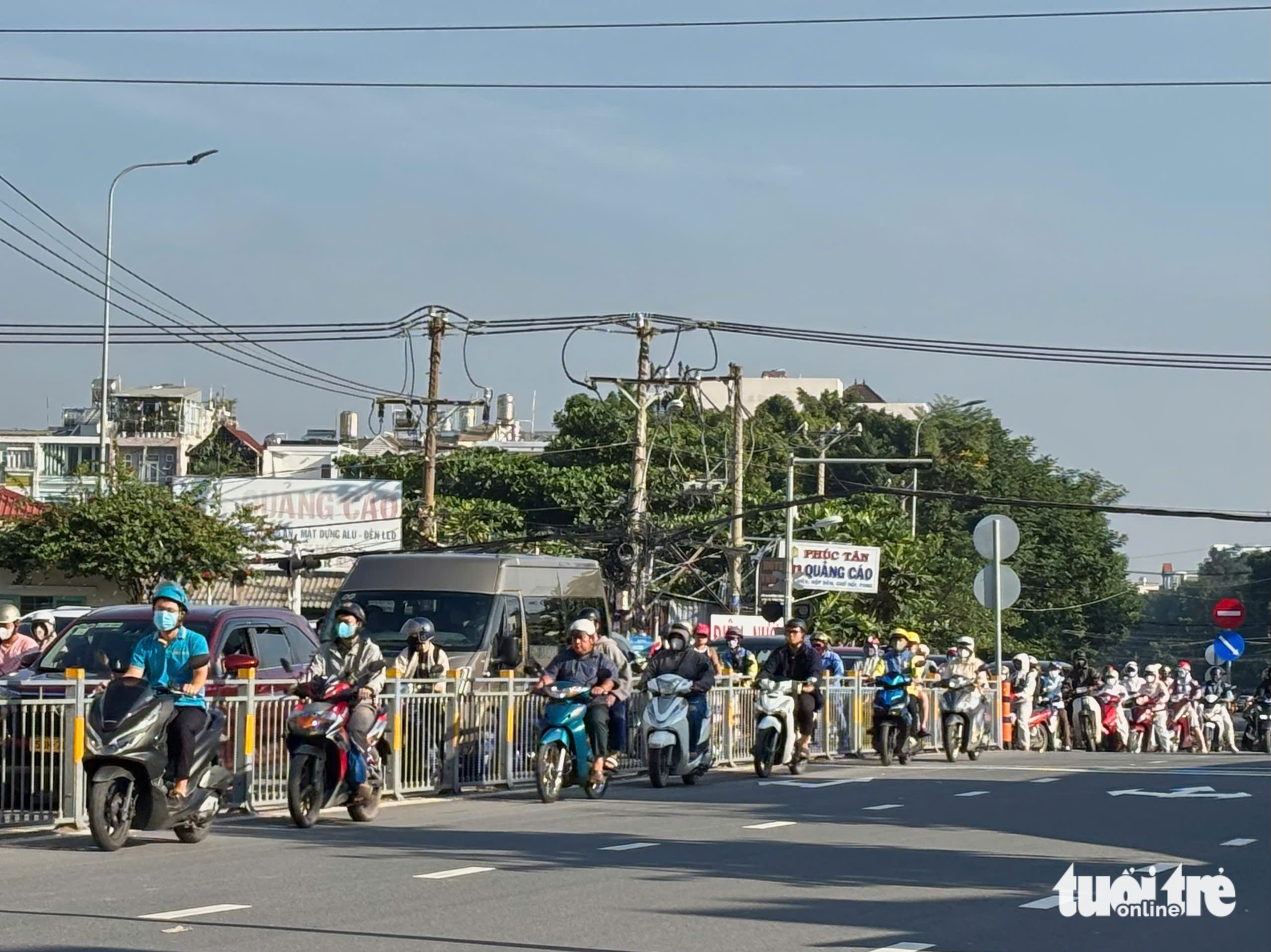 胡志明市摩托车排队逆行，多条道路成为违规者的专用车道