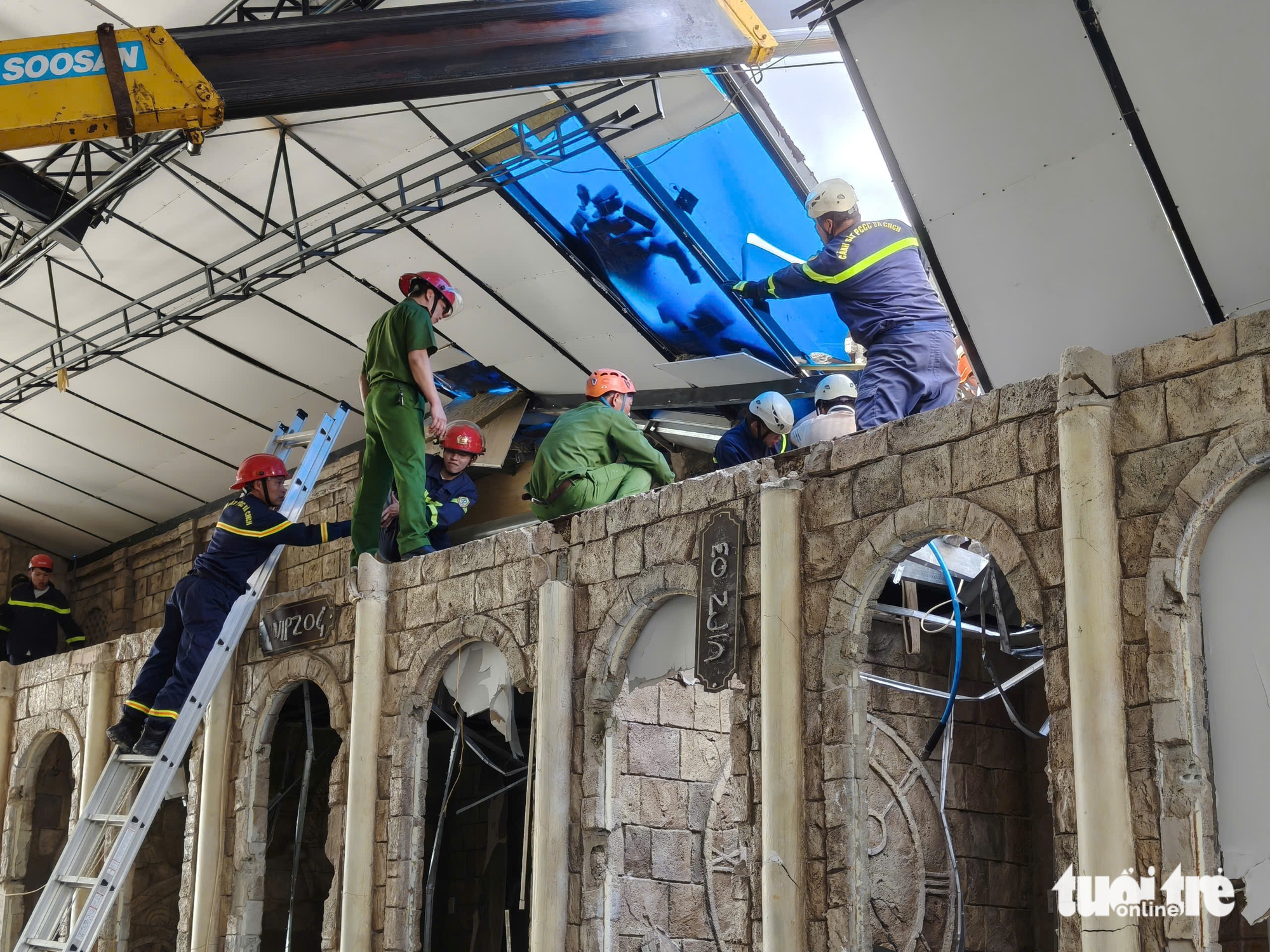 屋顶横梁坍塌，一名工人死亡