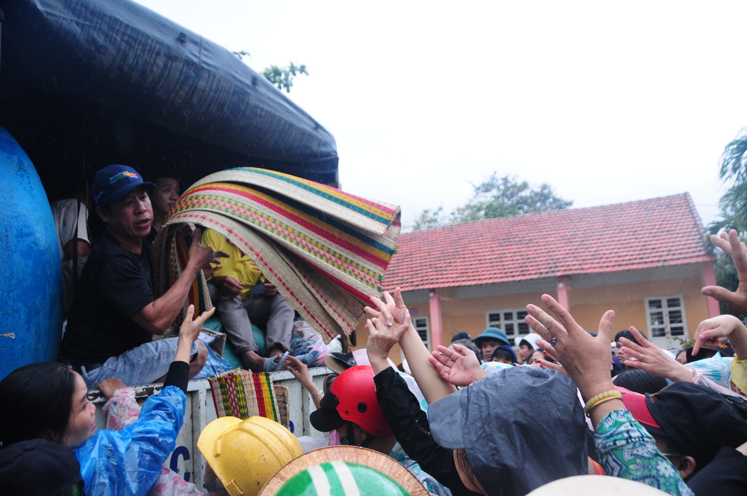 达克拉克洪水区令人心碎的场景：等待一床被褥的手臂，救援物资