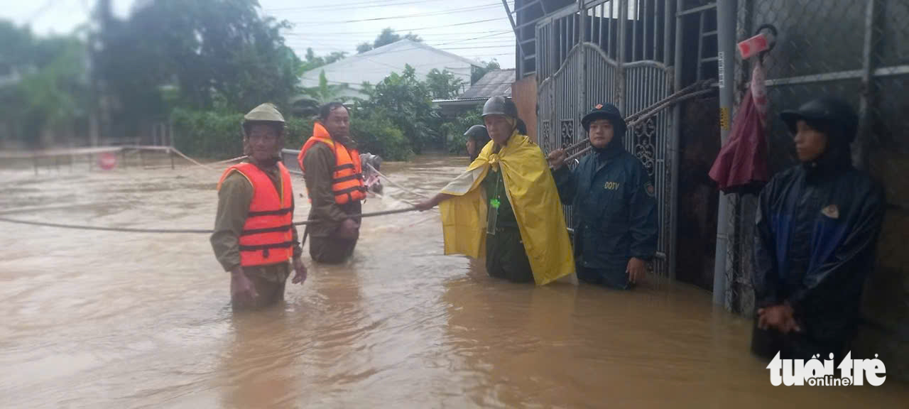顺化大雨倾盆，许多居民区因Bualoi台风而深陷积水
