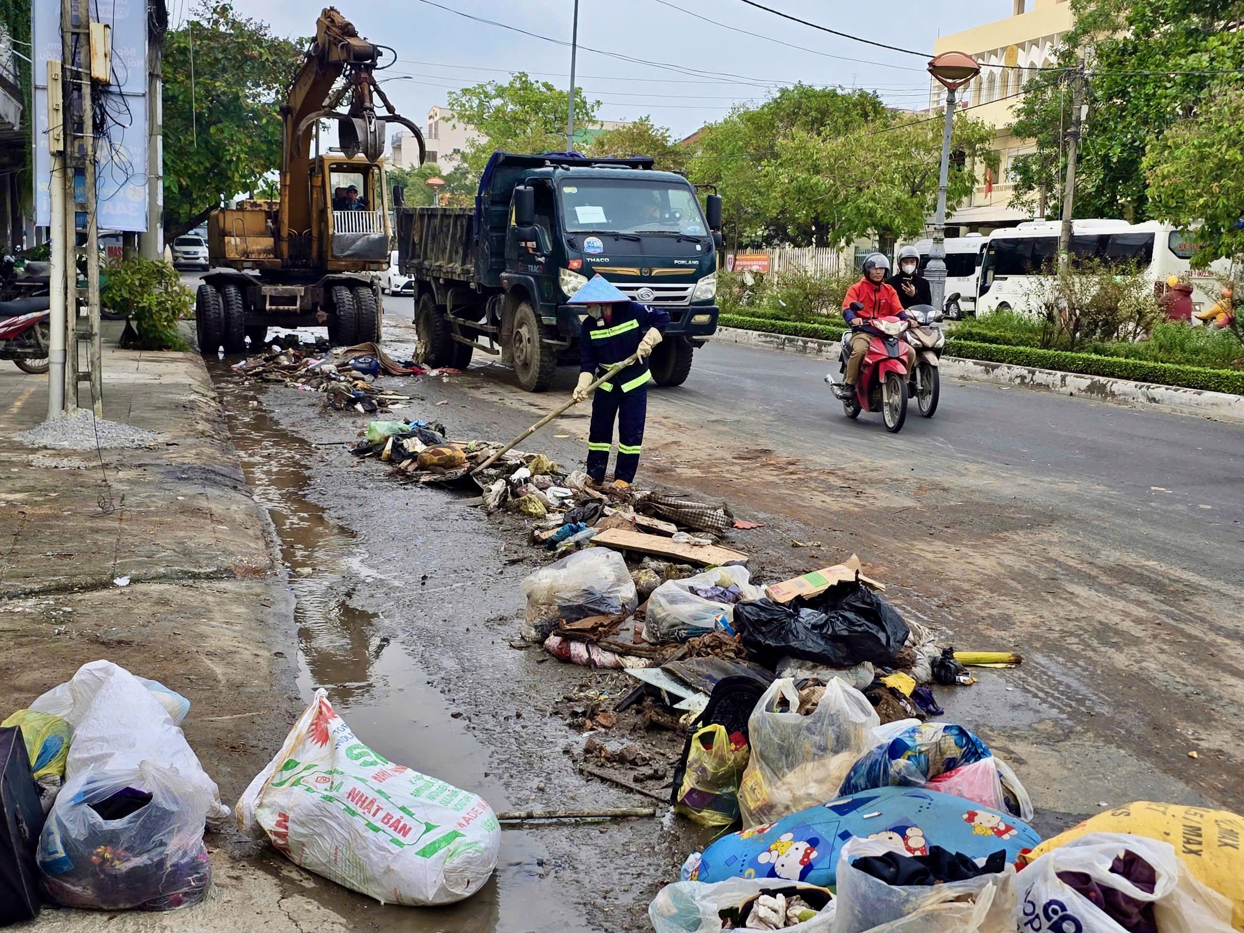 工人在绥和市区努力清理洪水后的15000吨垃圾