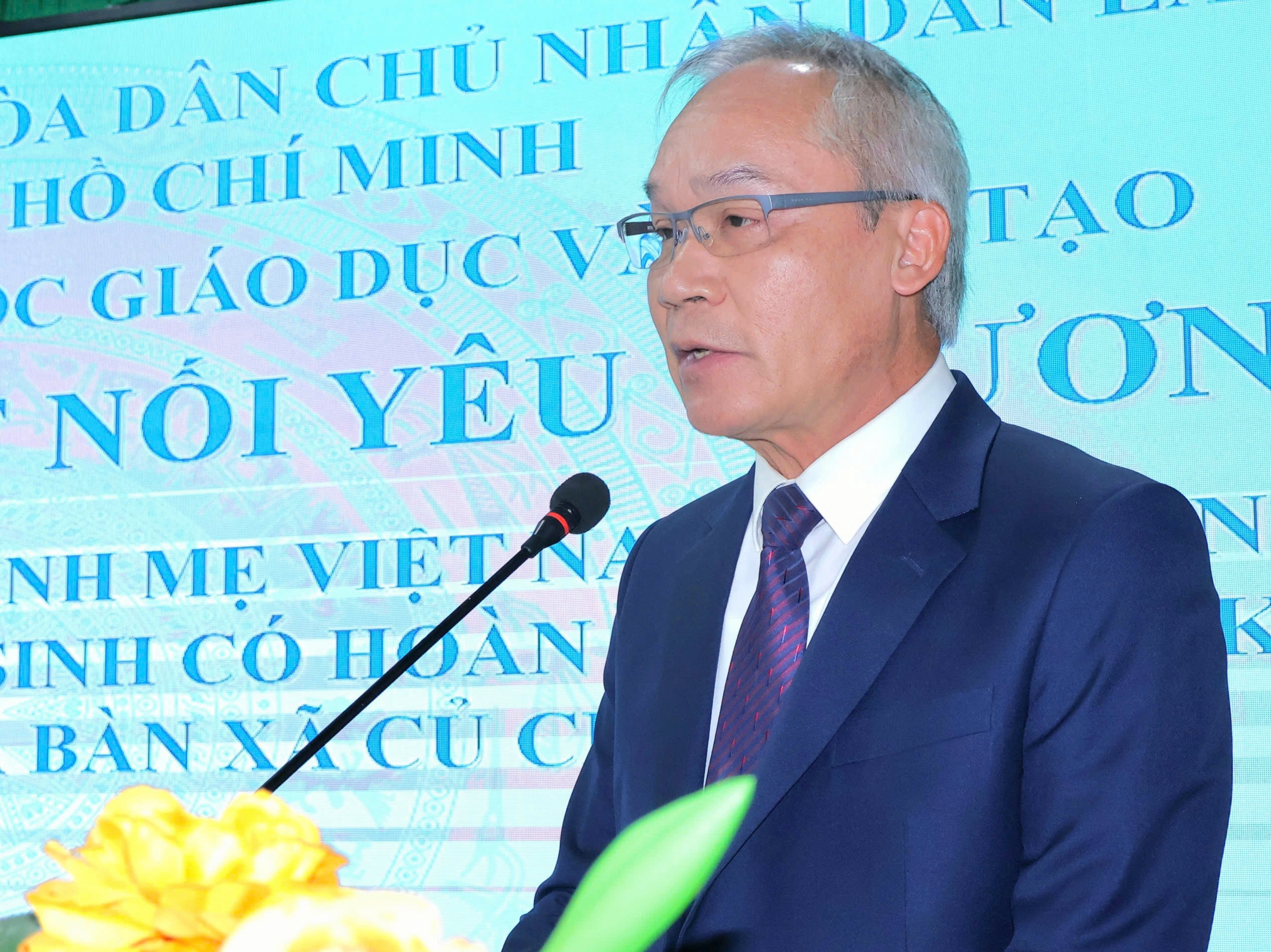 老挝驻胡志明市总领事馆访问古芝并向越南英雄母亲家庭赠送礼物