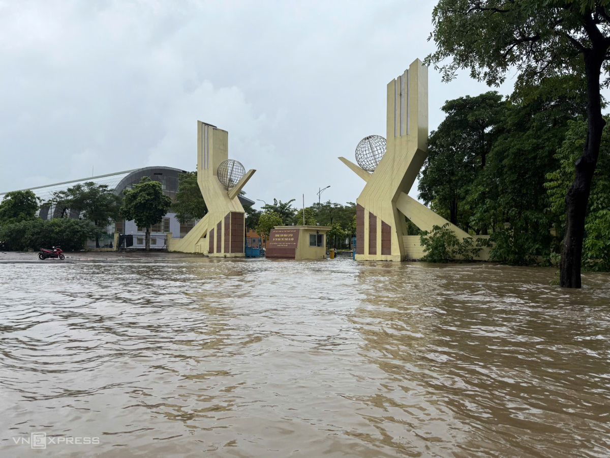 居民在桥下避雨，涉水寻找回家路