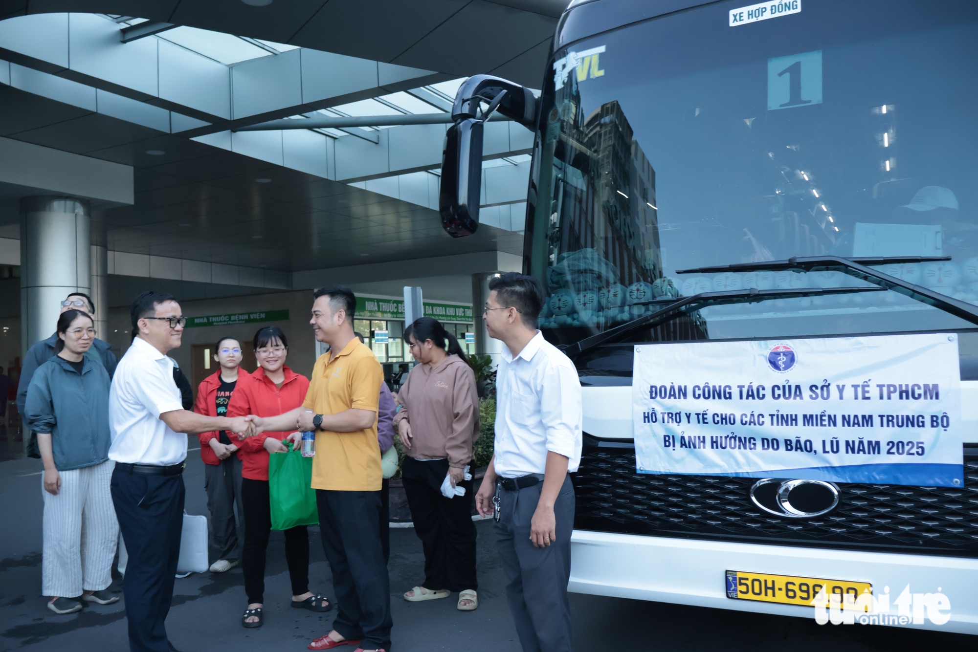 100名胡志明市医生携带药品和医疗设备出发支援得乐省