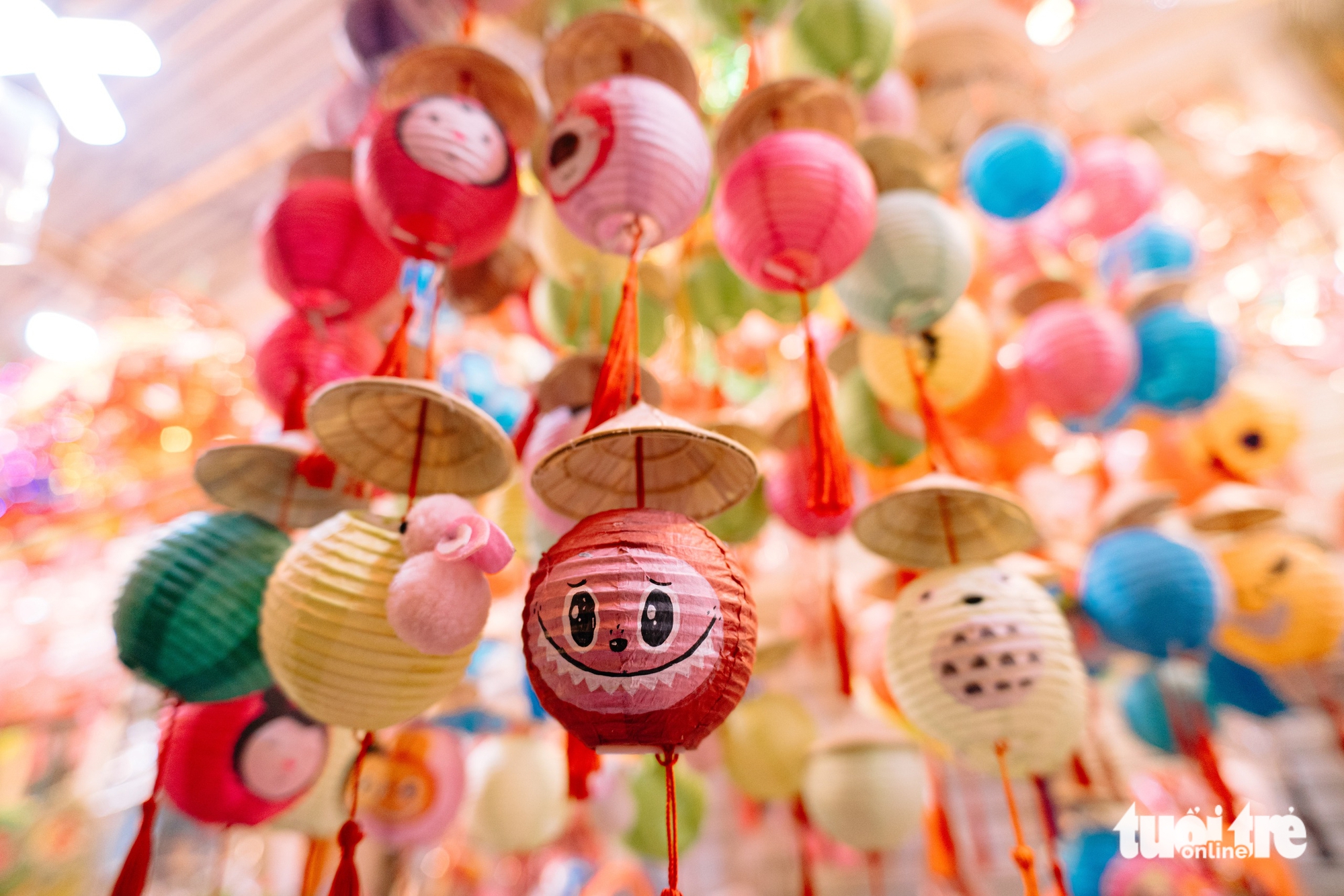 灯笼街热闹迎早中秋，年轻人和家庭踊跃打卡