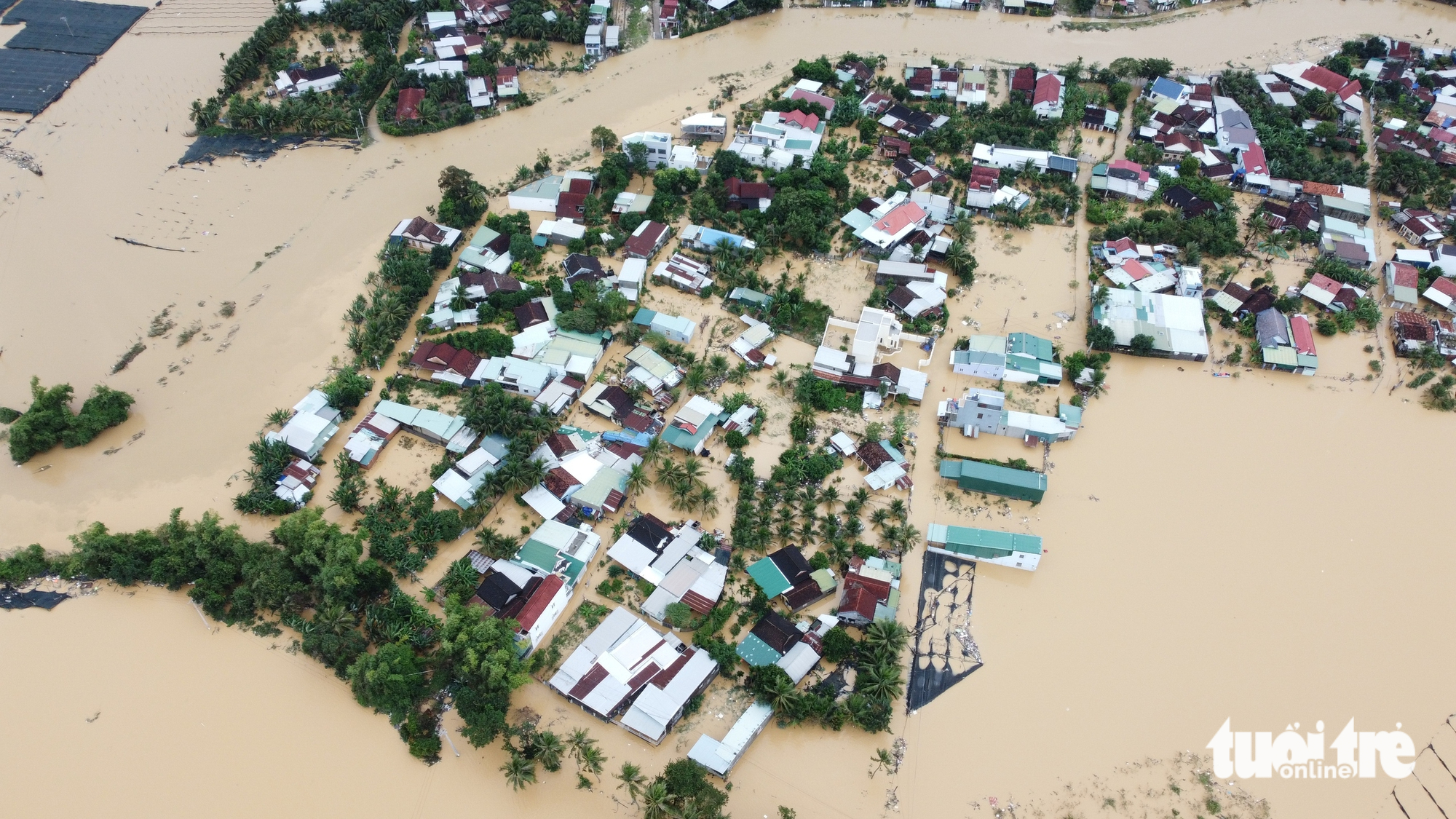 在洪水中浸泡两天后，庆和省延庆县国道1号沿线的1000户居民被疏散