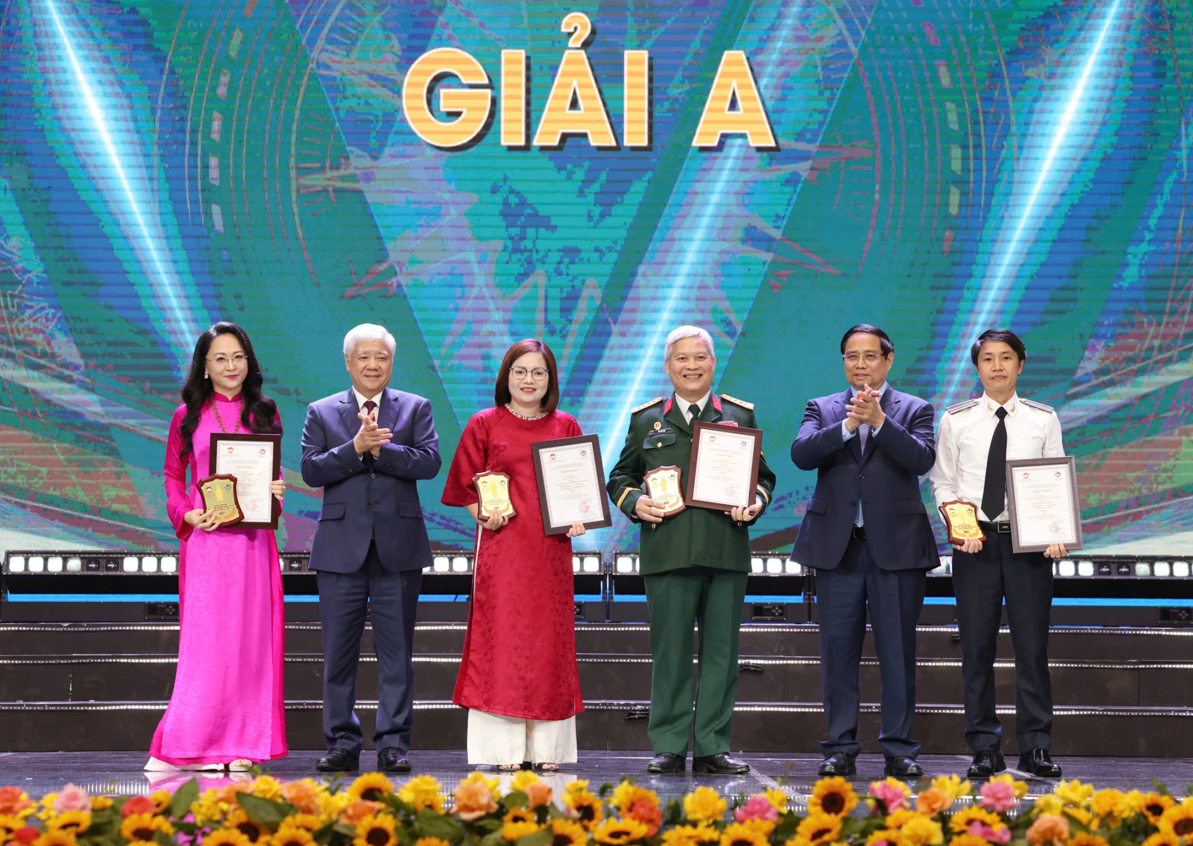 范明政总理向反腐败新闻奖获奖作者颁发A等奖