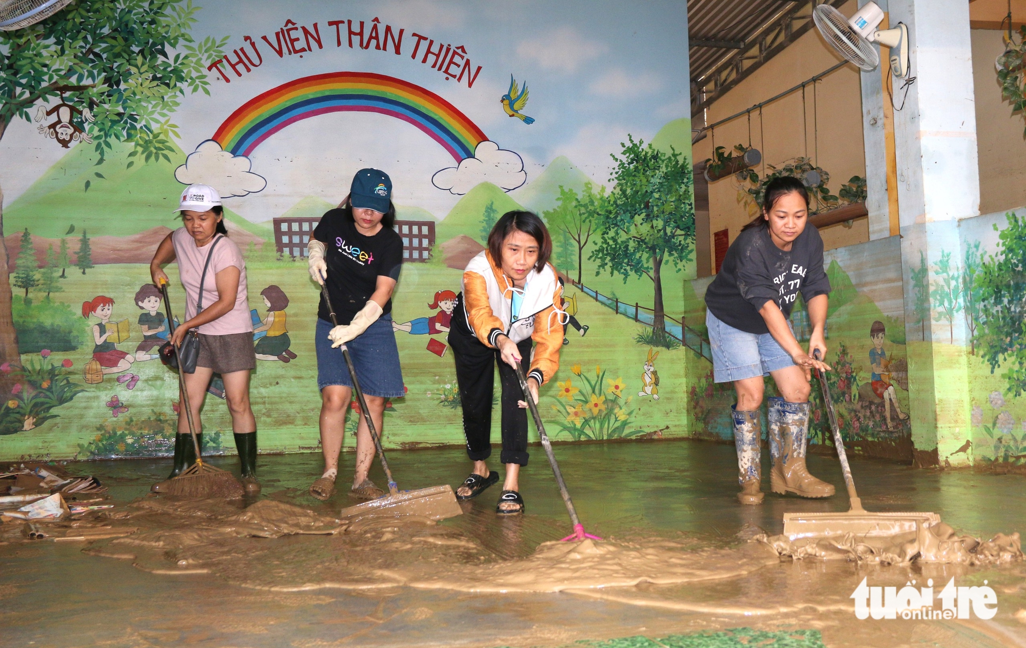 庆和省的学校在历史性洪水后一片狼藉，部队共同参与清理