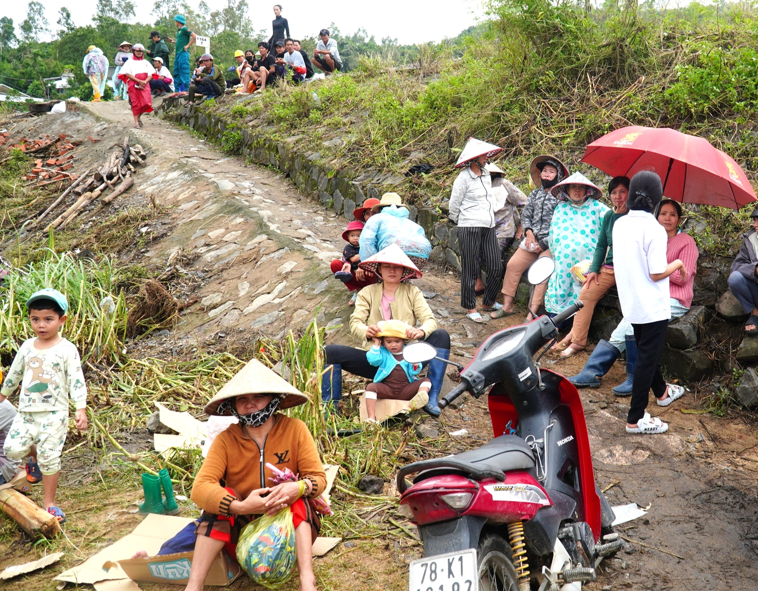 救援物资堵塞富安省洪水中心乡村道路