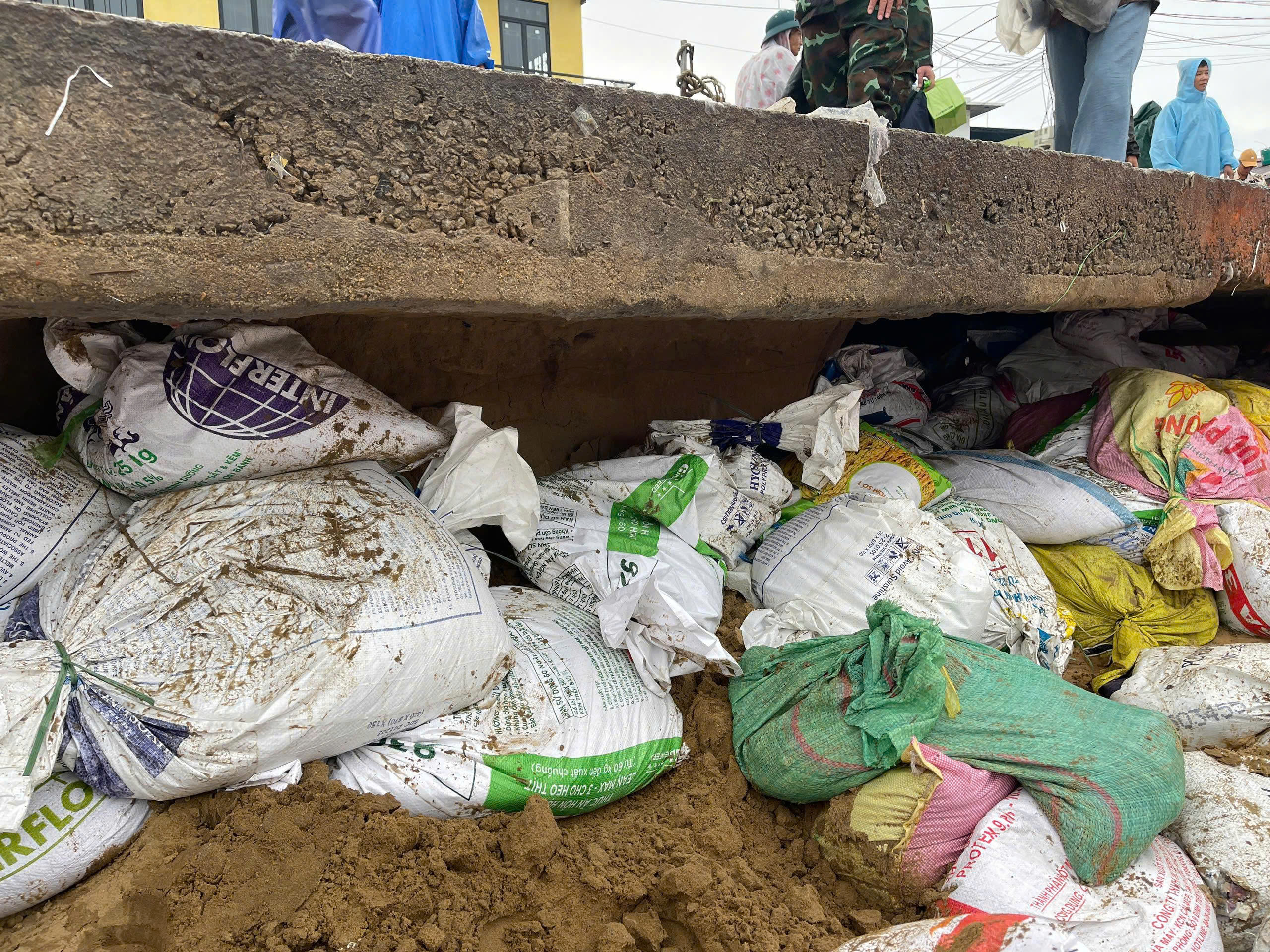 山体滑坡威胁顺化河沿岸500户居民，岘港要求增派第315师部队紧急加固